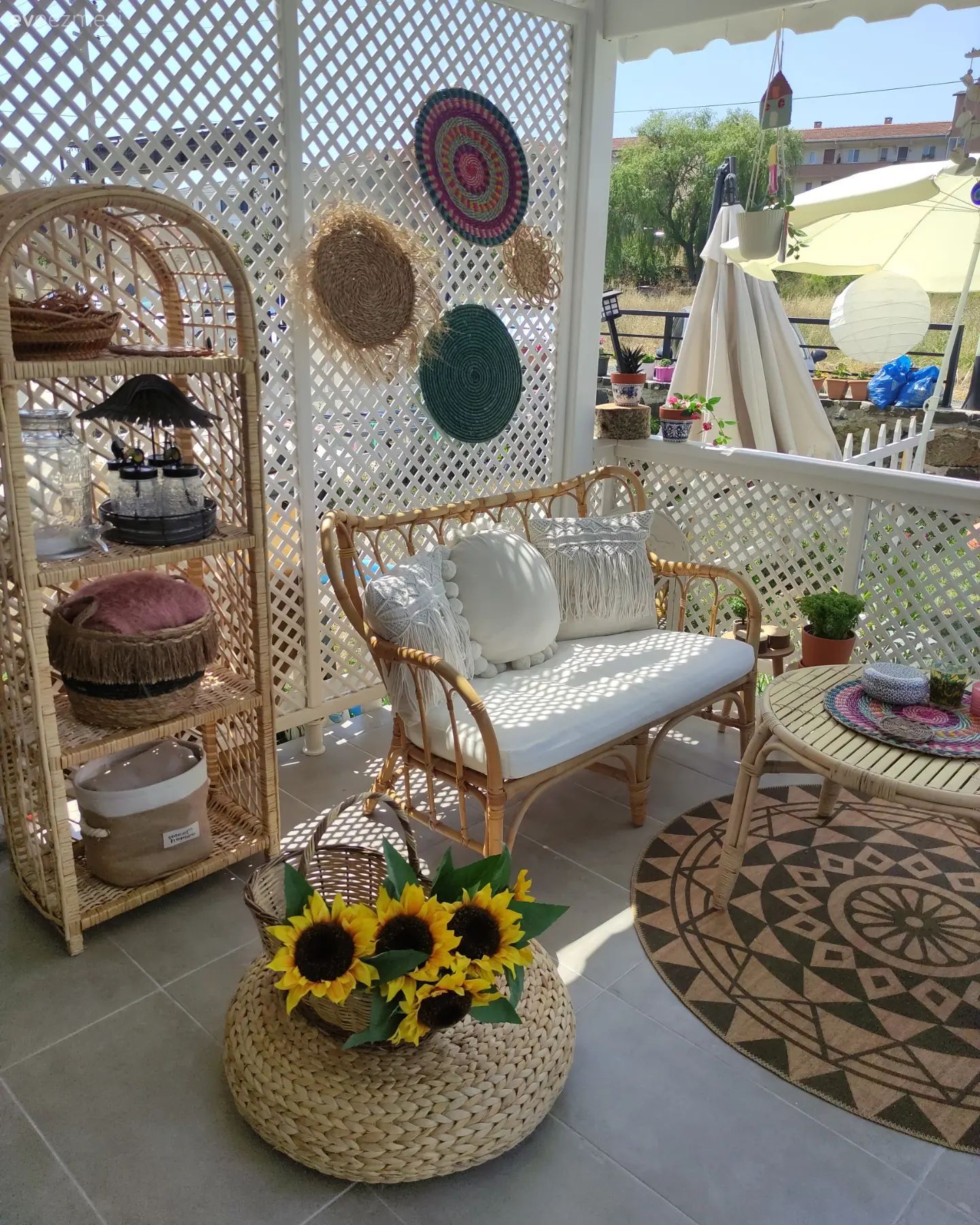 Beyaz, Hasır Bir de Canlı Tonlar: Tekirdağ'dan Capcanlı Bir Veranda!