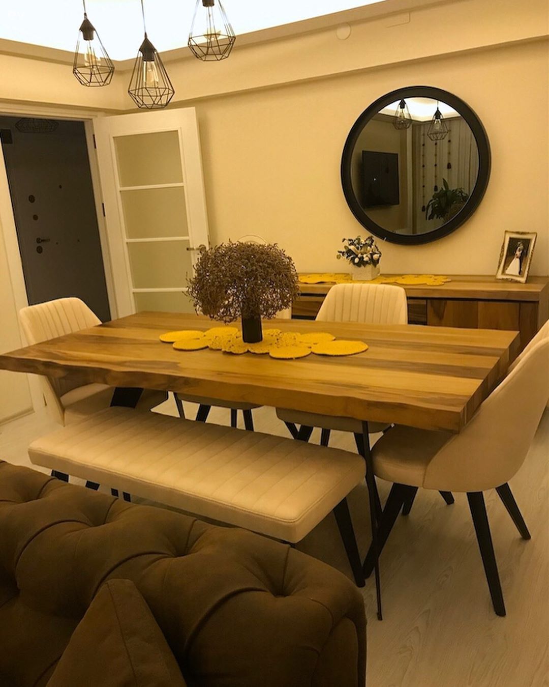 Salon, Modern, Krem, Siyah, Kahverengi, Ahşap masa, Sandalye, Bank, Konsol, Yuvarlak ayna, Dekoratif ayna, Avize, Aydınlatma, Yemek odası avizesi