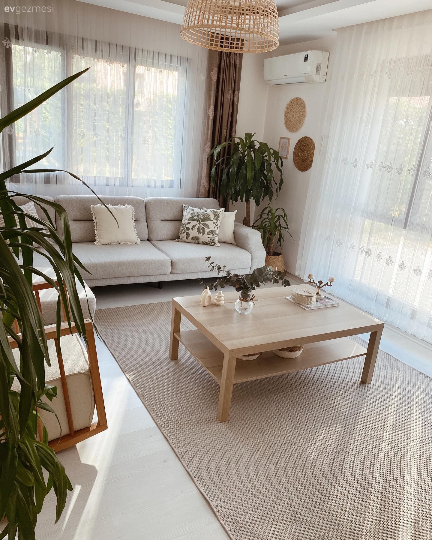 Salon, Bohem Dekorasyon, İskandinav, Beyaz, Krem, Bej, Fon perde, Perde, Tül perde, Köşe koltuk, Koltuk takımı, Berjer, Orta sehpa, Sehpa, Duvar rafı, Duvar dekorasyonu, Hasır avize, Kırlent, Ev tekstili, Çerçeve, Ev bitkisi, Saksı