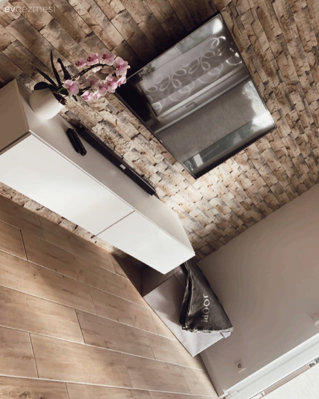 Taş duvar, Duvar dekorasyonu, Beyaz, Parke, Tv ünitesi, Tv ünitesi aksesuarları, Ev Aksesuar