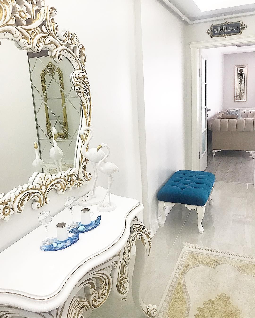 Dresuar, Oymalı mobilya, Ayna, Lukens ayaklı dresuar, Beyaz, Parlament mavisi, Halı, Sunum
