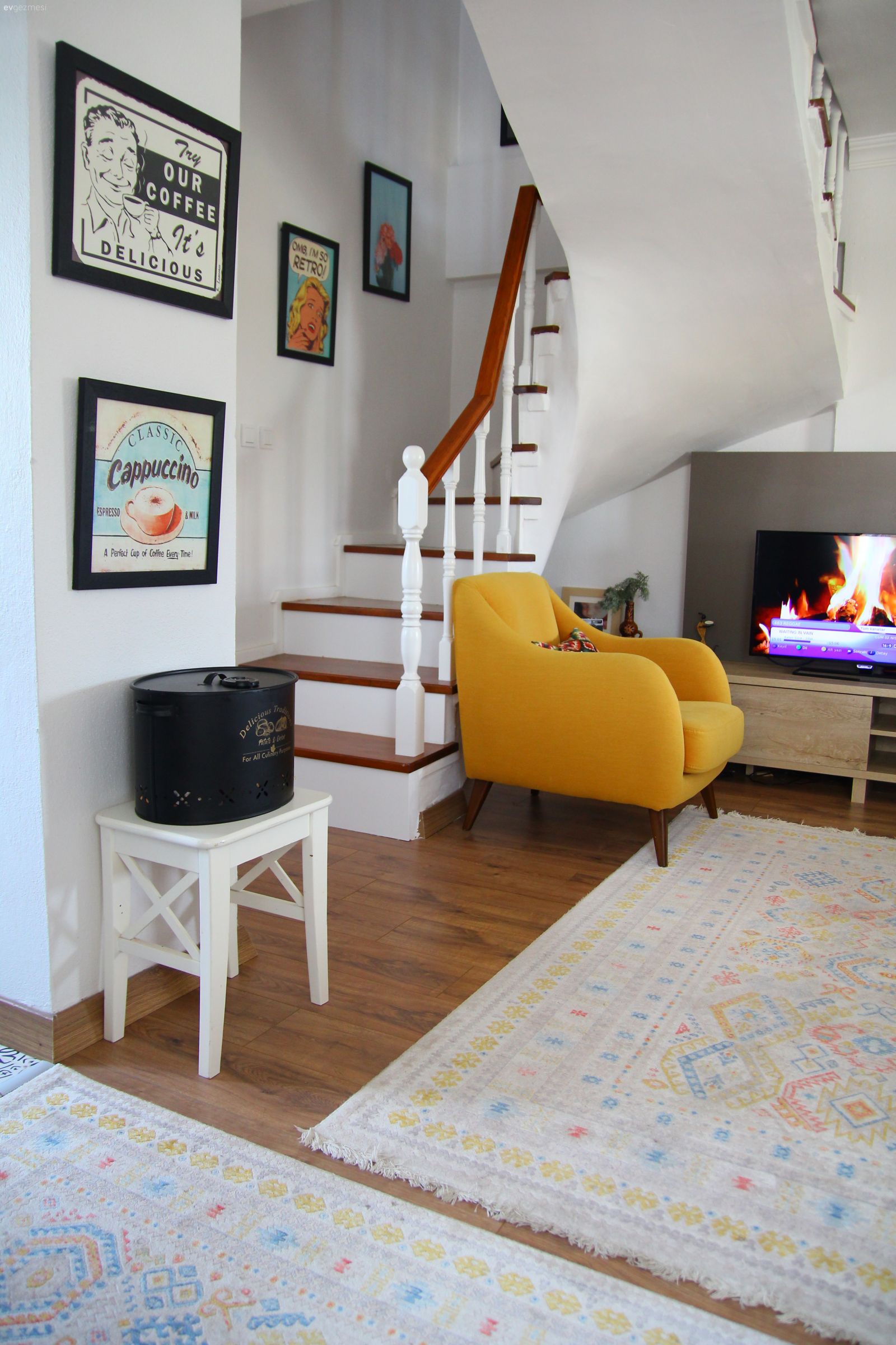 Dubleks evler, Merdiven, Bohem Dekorasyon, Berjer, Sarı, Tv ünitesi, Tv ünitesi aksesuarları, Ev Aksesuar, Halı, Salon halısı, Yan sehpa, Sehpa, Çerçeve