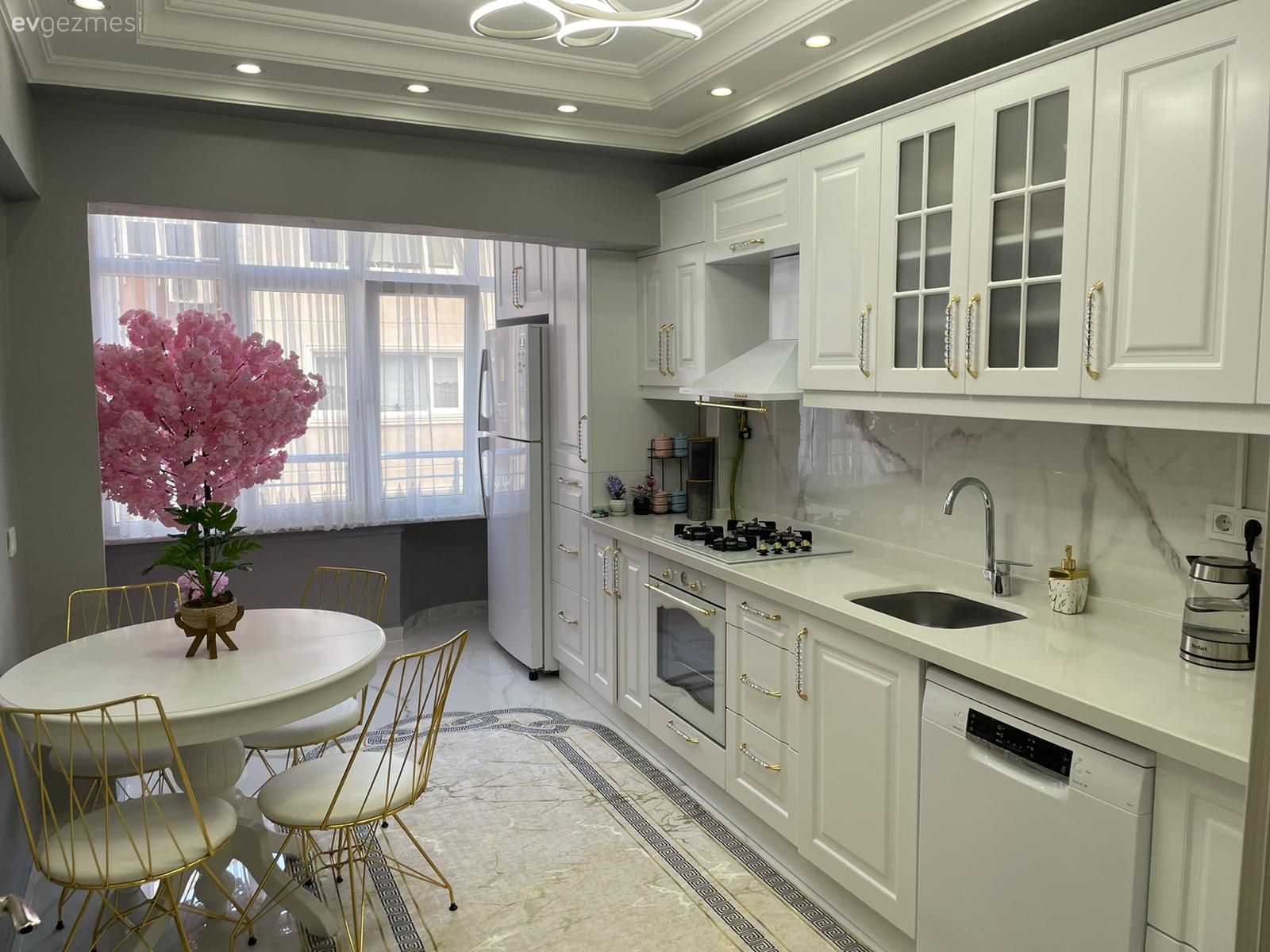 Bu İstanbul Evinde Modern Stil Altın Işıltısıyla Hareket Kazanmış