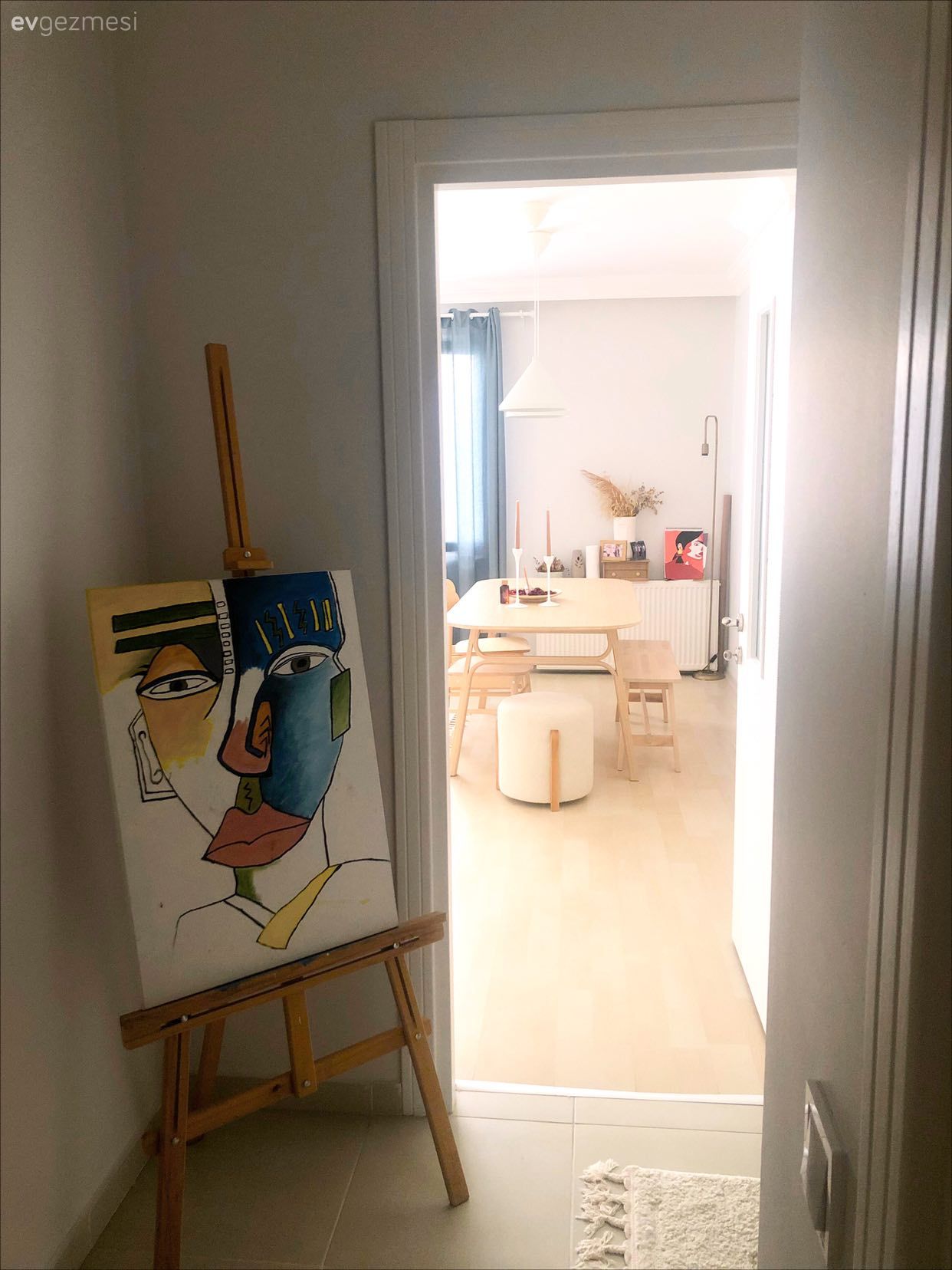 Bu Minimalist Ev Renkli Çizimlerle Hareket Kazanmış!