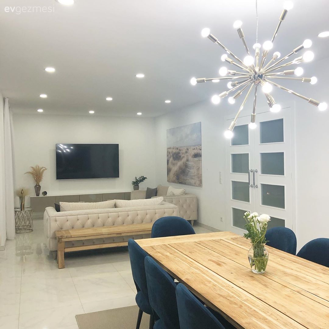 Salon, Modern, Bej, Krem, Altın, Parlament mavisi, Koltuk takımı, Zemin seramikleri, Yemek masası, Sandalye, Yemek odası avizesi, Spot aydınlatma, Aydınlatma, Salon halısı, Tv ünitesi, Tv ünitesi aksesuarları, Ev Aksesuar, Ahşap masa, Vazo, Çiçekler