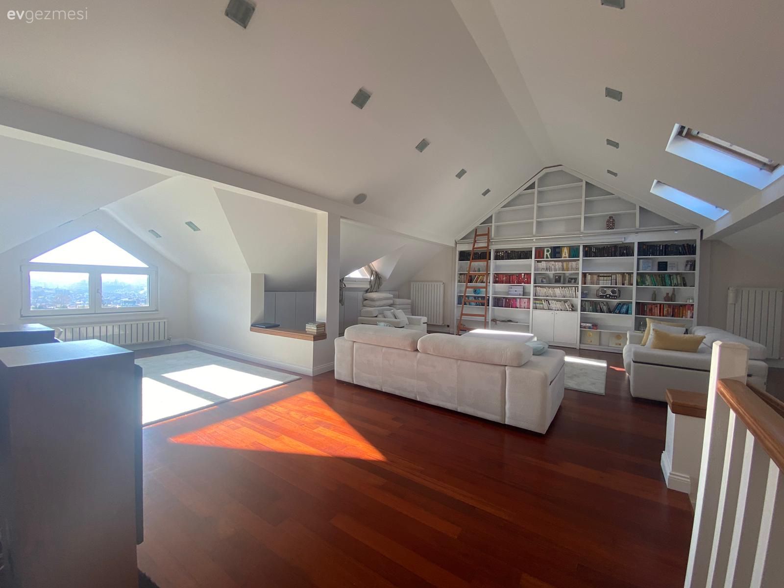 Beyaz, Kitaplık, Çatı katı, Koltuk takımı, Dubleks evler, Halı, Parke, Orta sehpa, Sehpa