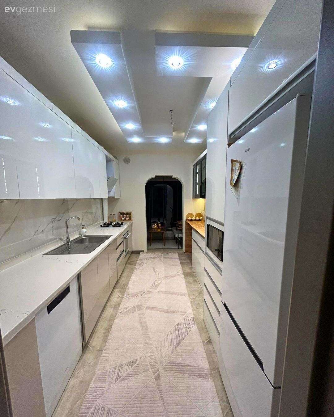 Mutfak, Koridor tipi mutfak, Krem, Bej, Beyaz, Mutfak tezgahı, Mutfak tezgah arası, Mutfak aksesuarları, Mutfak halısı, Ankastre, Spot aydınlatma, Aydınlatma