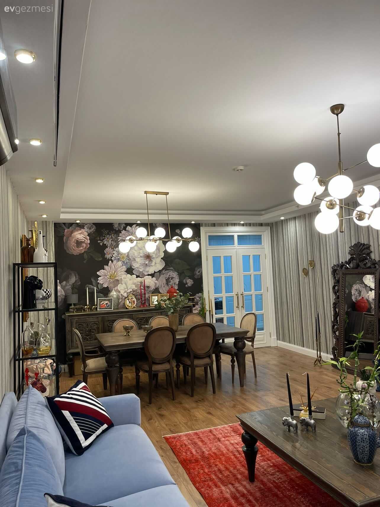 Salon, Rustik, Eklektik, Mavi, Kırmızı, Kahverengi, Orta sehpa, Sehpa, Koltuk takımı, Dekoratif Objeler, Avize, Aydınlatma, Salon avizesi, Sandalye, Yemek masası, Duvar kağıdı, Duvar dekorasyonu, Spot aydınlatma, Parke, Oymalı mobilya, Çiçekli desen, Desenler