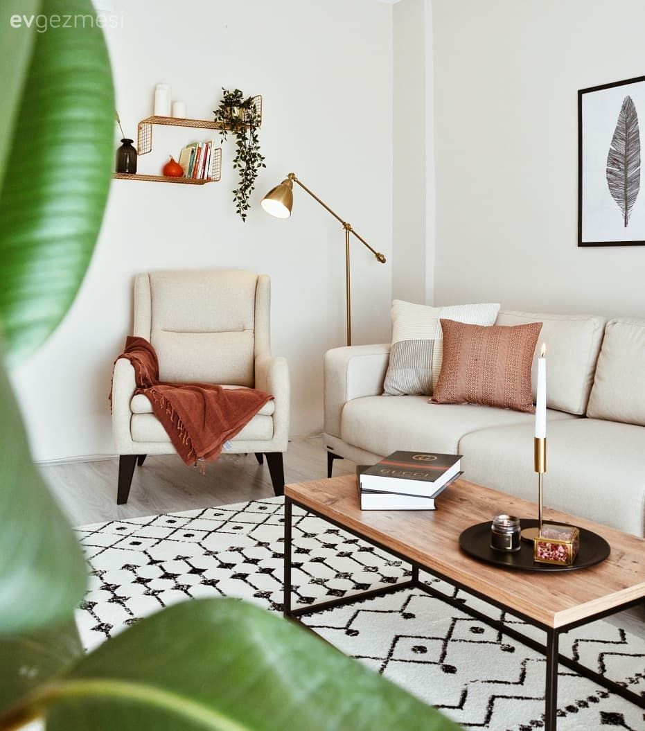 Salon, Küçük salon dekorasyonu, Küçük Ev, Bohem Dekorasyon, İskandinav, Köşe koltuk, Koltuk takımı, Beyaz, Siyah, Krem, Turuncu, Halı, Salon halısı, Berjer, Orta sehpa, Sehpa, Metal ayaklı sehpa, Tablo, Duvar dekorasyonu, Kırlent, Ev tekstili, Geometrik desen, Desenler, Şamdan, Ev Aksesuar, Lambader, Aydınlatma, Altın, Duvar rafı, Ev bitkisi, Sehpa üstü aksesuarı