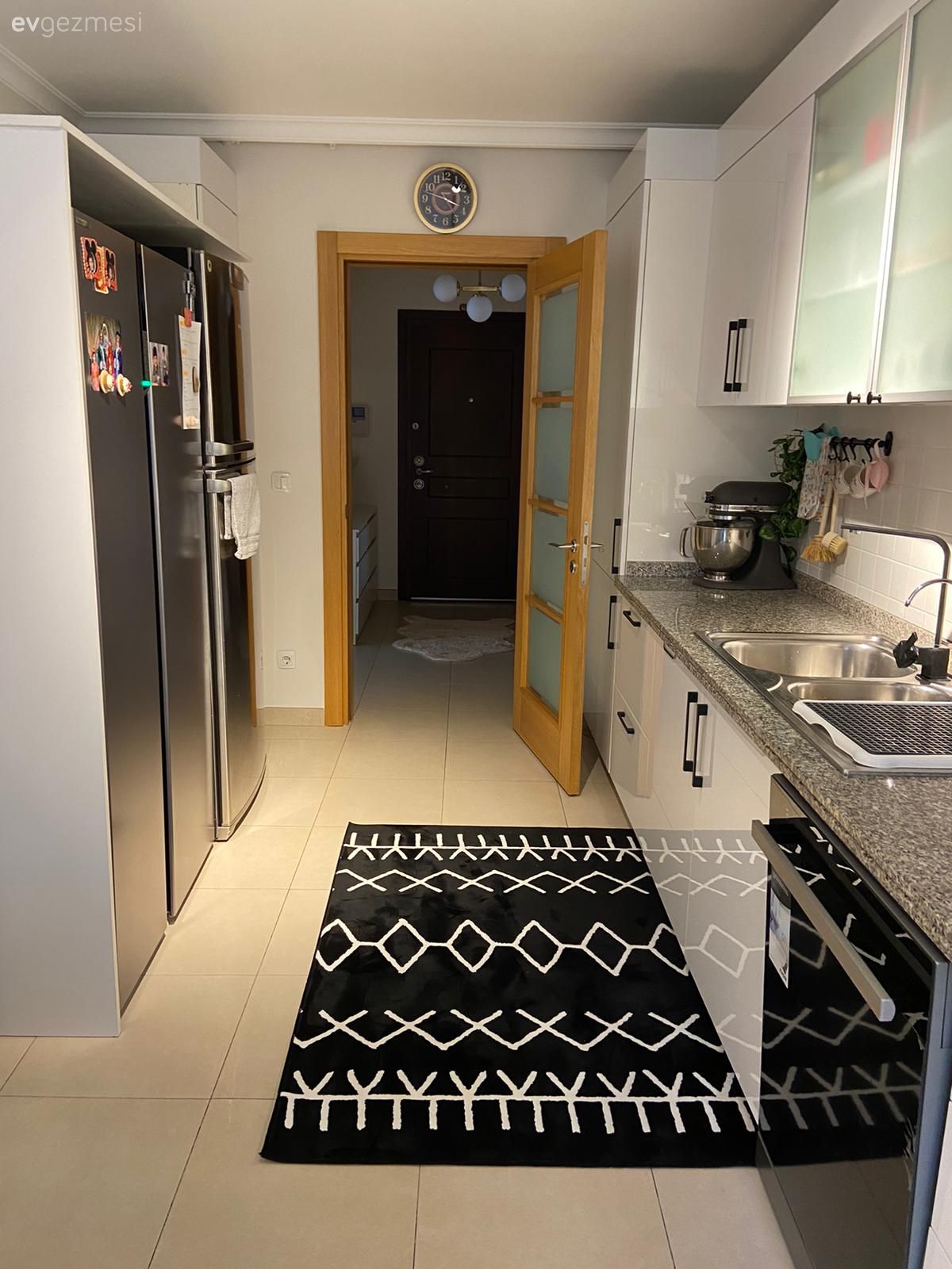 Mutfak, Beyaz, Siyah, Mutfak halısı, Mutfak tezgahı, Mutfak tezgah arası, Tezgah arası seramik
