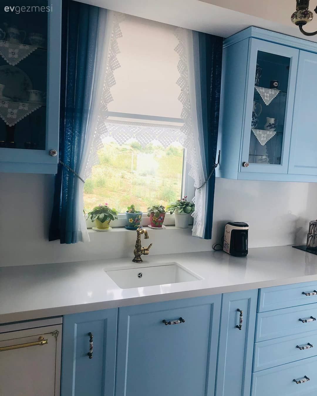 Mutfak, Mavi mutfak, Beyaz, Mutfak tezgahı, Mutfak tezgah arası, Mutfak perdesi, Shaker kapaklı dolaplar