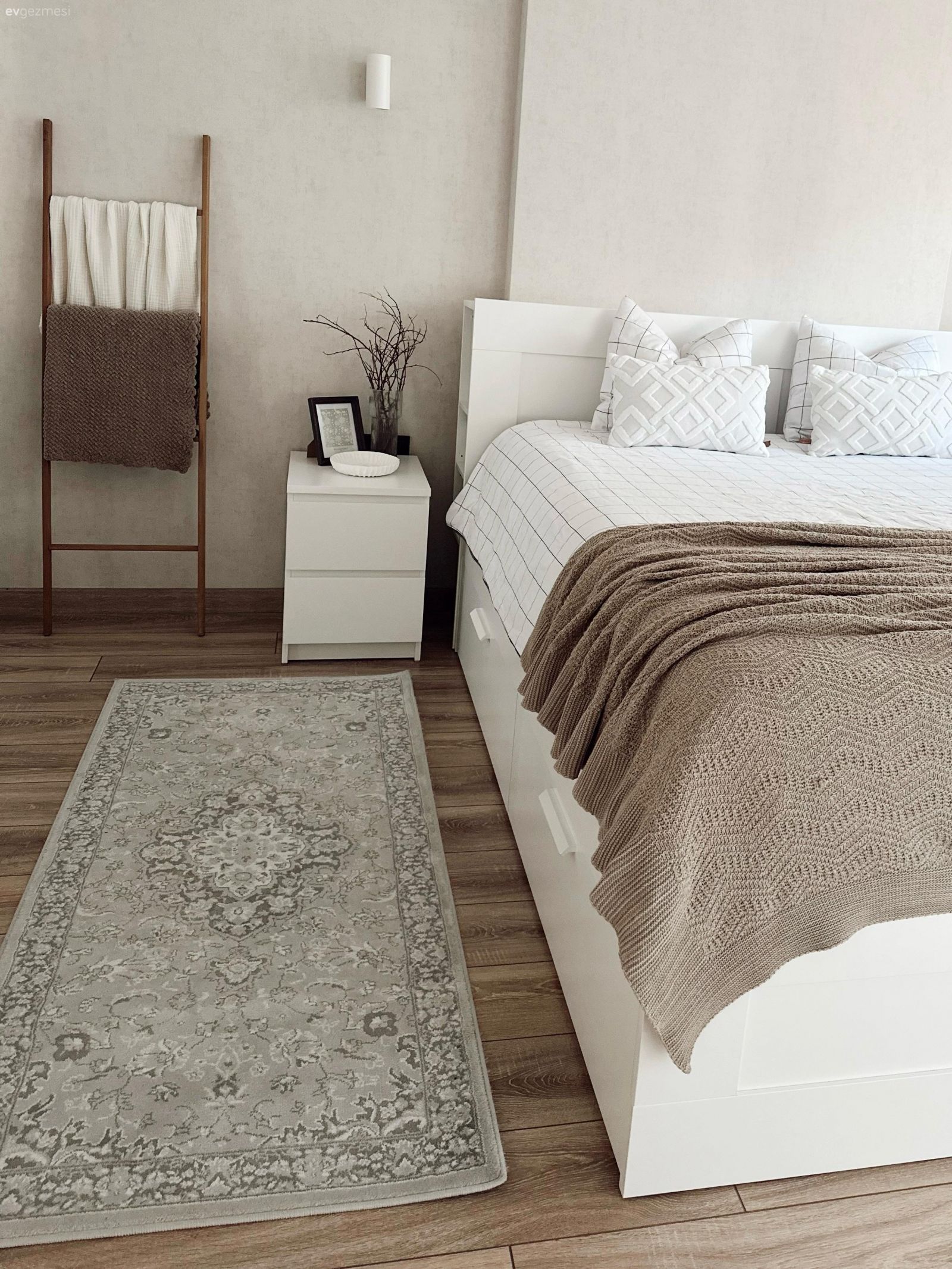 Yatak Odası, Modern, Kahverengi, Beyaz, Yatak örtüsü, Halı, Komodin