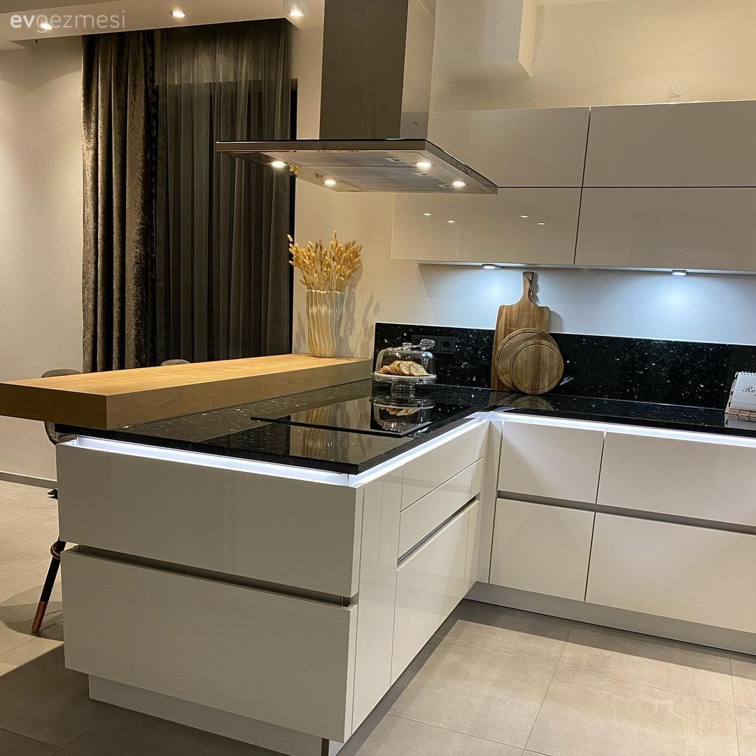 Mutfak, Beyaz, Siyah, Modern mutfak, Siyah tezgah, Mutfak tezgahı, Mutfak tezgah arası, Davlumbaz, Kulpsuz mutfak dolabı, Mutfak zemin seramikleri, Fon perde, Perde