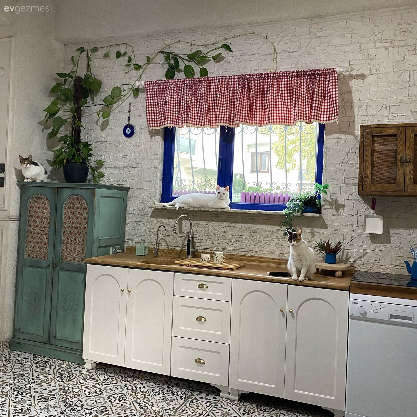  Öncesinde Düz Duvar Alan Sonrasında Rustik Bir Mutfak!