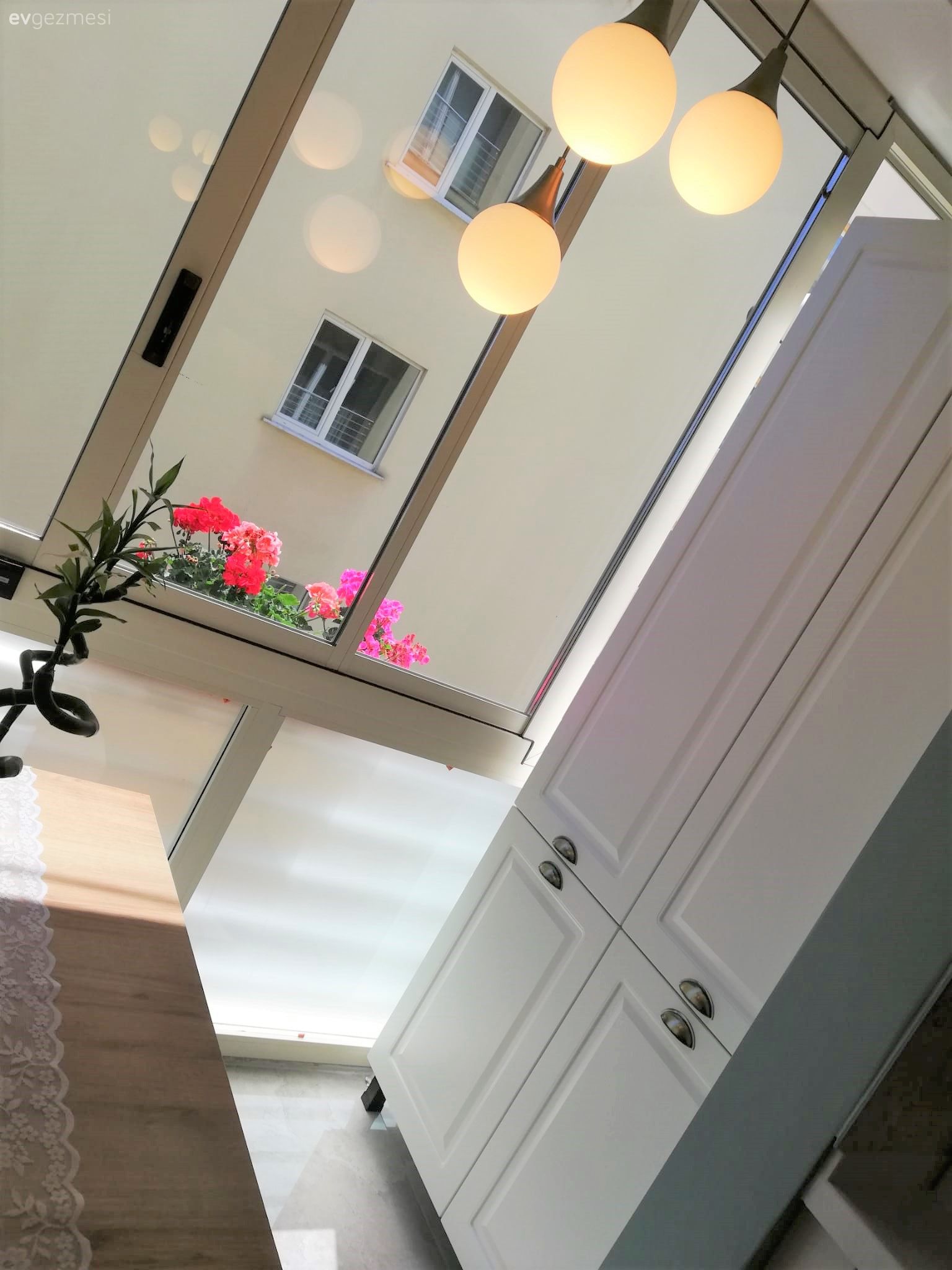 Beyaz, Shaker kapaklı dolaplar, Mutfak, Avize, Aydınlatma, Çiçekler, Mutfak masası