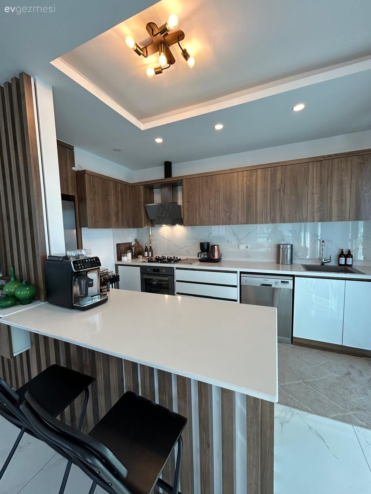 Bu Isparta Evinde Özel Tasarım Paneller Duvar Görevi Üstlenmiş!