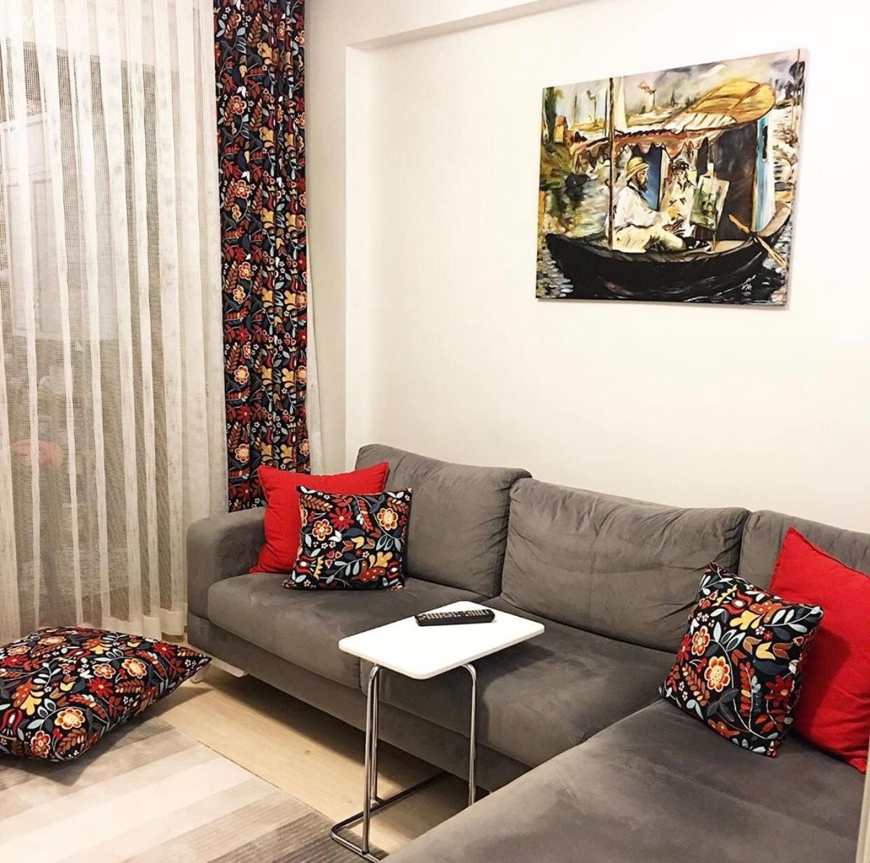 Oturma Odası, Antrasit  , Köşe koltuk, Koltuk takımı, Kırmızı, Sarı, Beyaz, Tablo, Duvar dekorasyonu, Kırlent, Ev tekstili, Fon perde, Perde, Tül perde