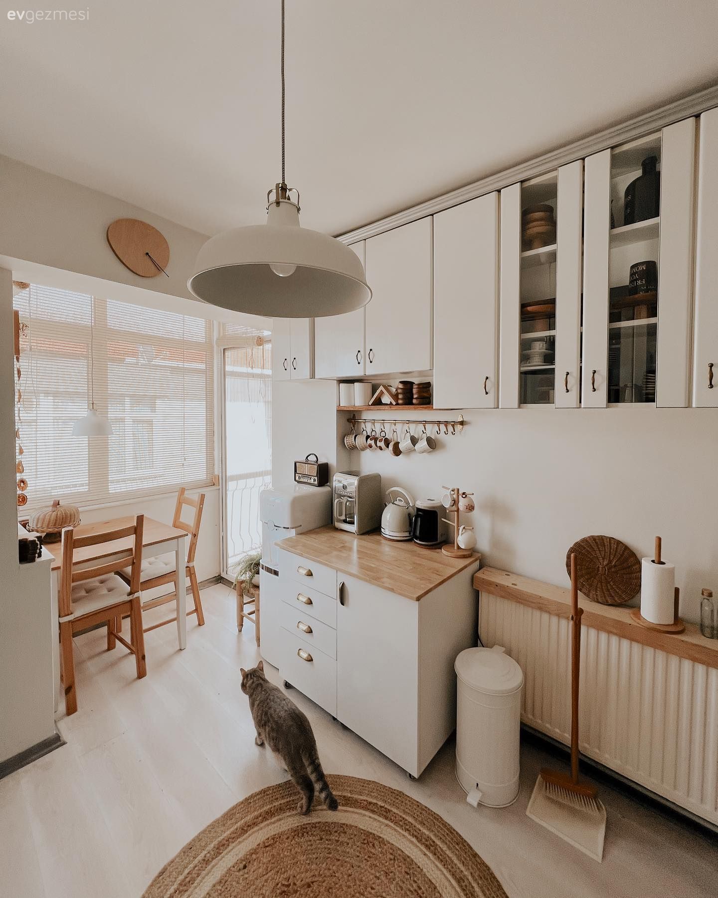 Mutfak, Beyaz, İskandinav, Beyaz ve ahşap mutfak, Sarkıt, Aydınlatma, Ahşap mutfak tezgahı, Mutfak tezgahı, Sandalye, Jaluzi, Jüt halı, Halı, Mutfak masası