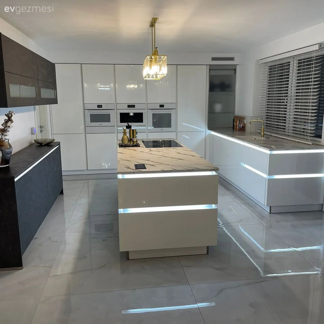 Mutfak, Modern mutfak, Beyaz, Gri, Büyük mutfak, Mutfak tezgahı, Mutfak tezgah arası, Ada mutfak, Mutfak Avize Modelleri, Mutfak zemin seramikleri, Ankastre, Mutfak aksesuarları, Siyah