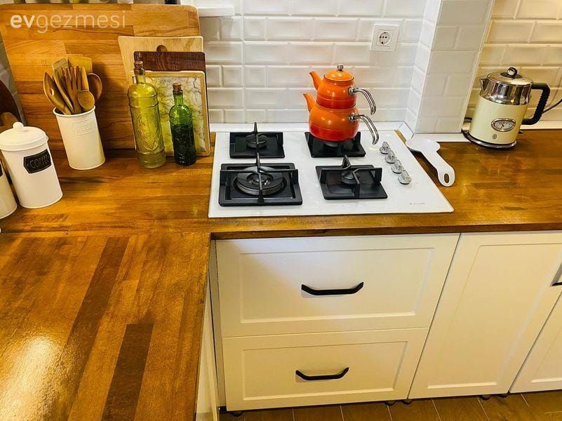 Mutfak, Beyaz ve ahşap mutfak, Beyaz, Country, Country mutfak, Ahşap mutfak tezgahı, Mutfak tezgahı, Sandalye, Hasır avize, Mutfak aksesuarları