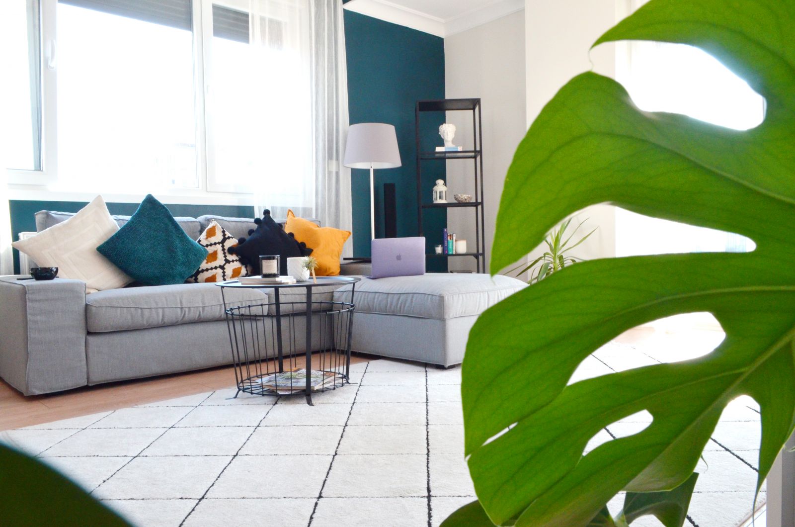 Salon, İskandinav, Gri, Sarı, Beyaz, Siyah, Gri koltuk, Köşe koltuk, Koltuk takımı, Kırlent, Ev tekstili, Tül perde, Perde, Lambader, Aydınlatma, Halı, Salon halısı, Geometrik desen, Desenler, Antrasit duvar, Kitaplık, Ev bitkisi