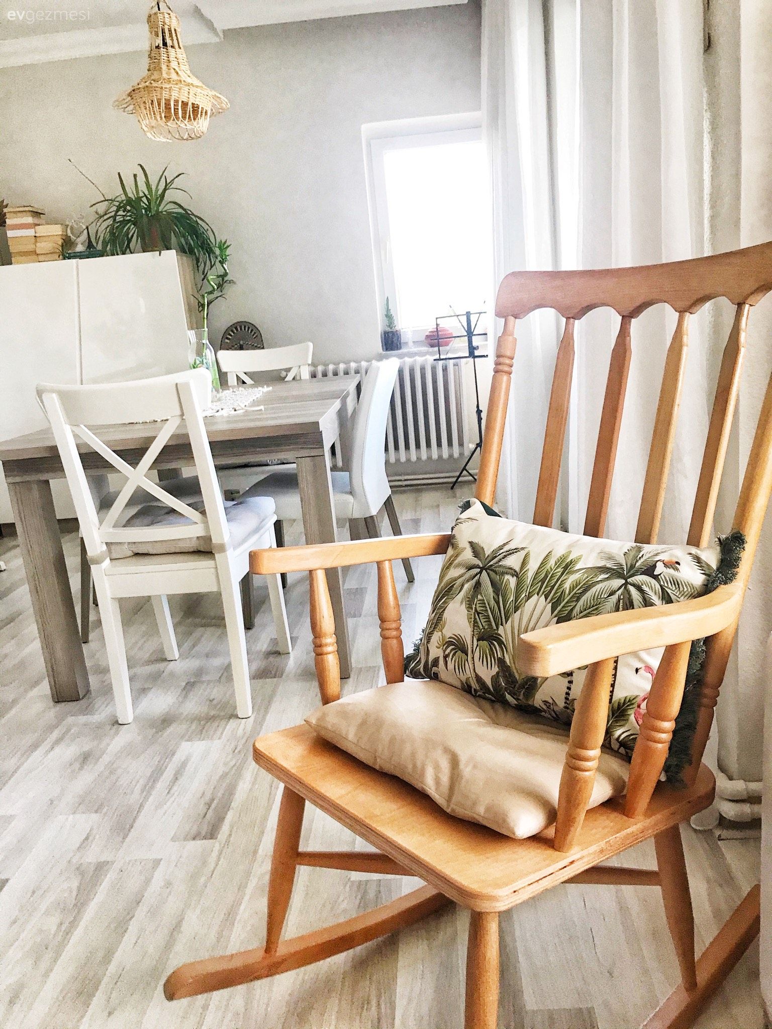 Ahşap Mobilya, Beyaz, Sandalye, Dolap, Ahşap masa, Bohem Dekorasyon, Hasır avize, Fon perde, Perde, Ev bitkisi