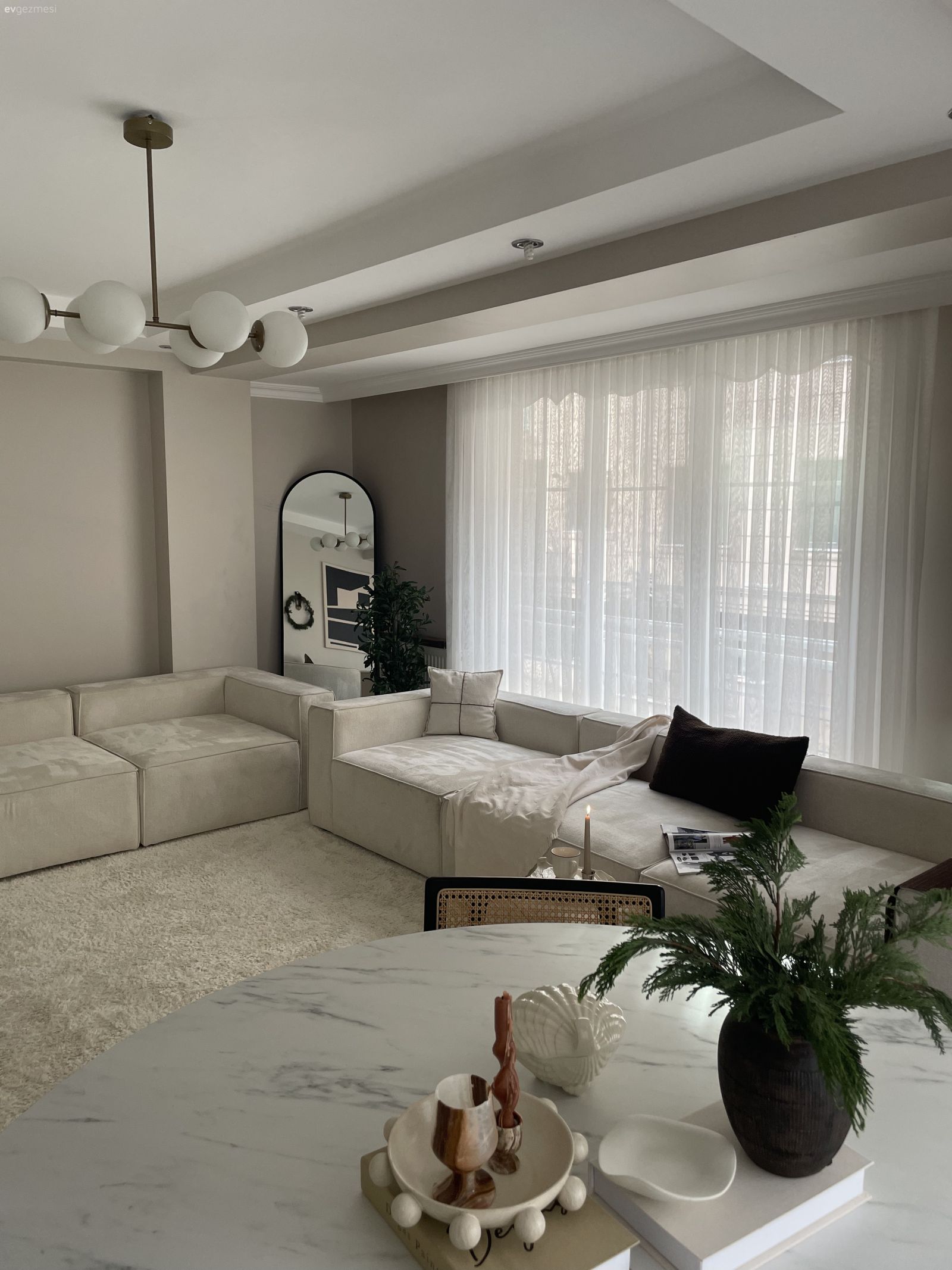 Salon, Modern, İskandinav, Krem, Bej, Beyaz, Koltuk takımı, Tül perde, Perde, Sandalye, Yemek masası, Halı, Salon halısı, Avize, Aydınlatma, Salon avizesi, Dekoratif Objeler, Boy aynası, Ayna