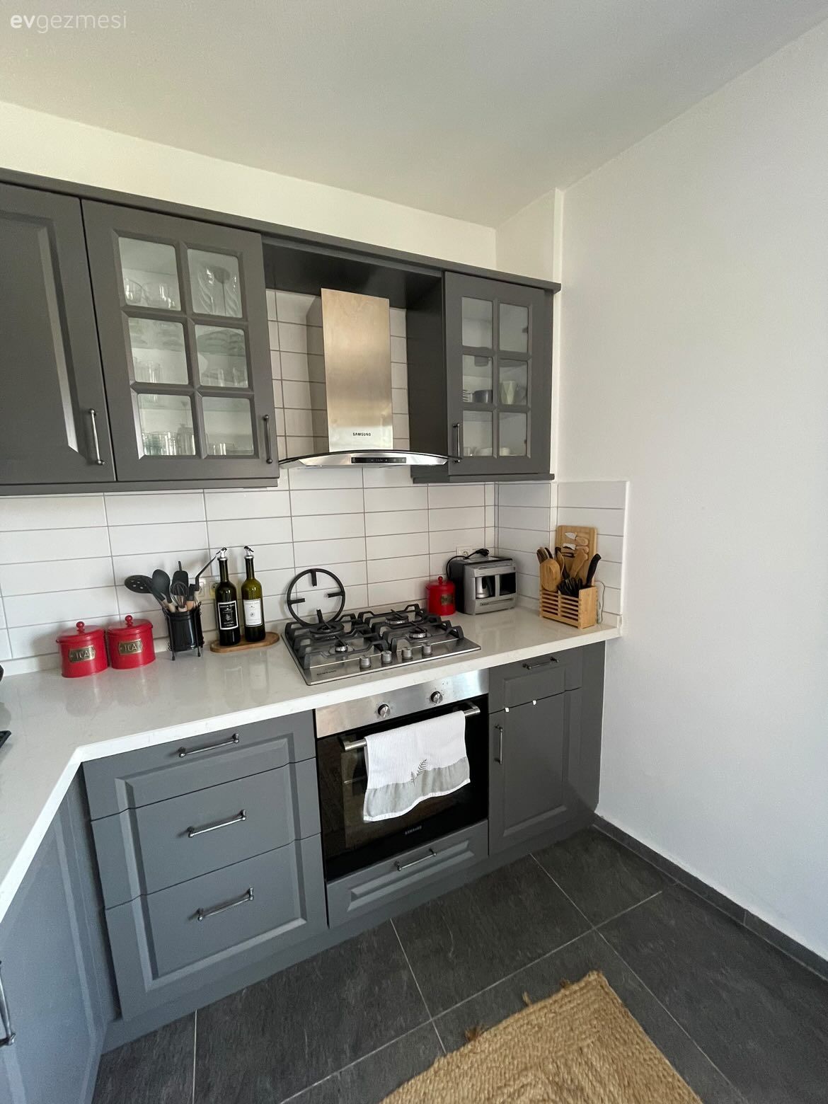 Mutfak, Beyaz, Gri, Siyah, Mutfak tezgahı, Mutfak tezgah arası, Tezgah arası seramik, Ankastre, Davlumbaz, Dekoratif Objeler, Mutfak halısı, Mutfak aksesuarları, Shaker kapaklı dolaplar
