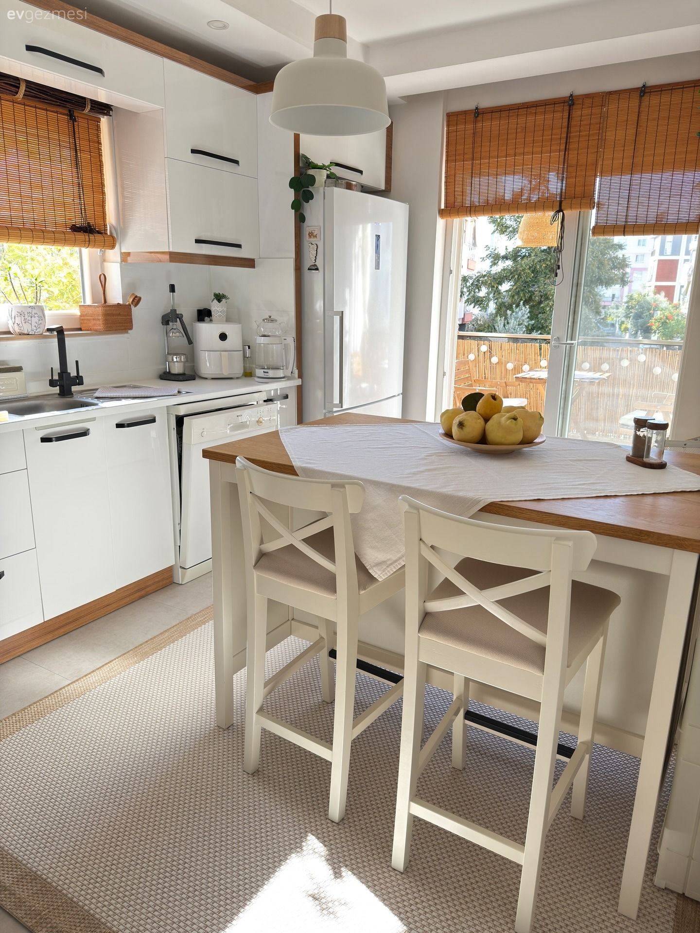 Mutfak, İskandinav, Beyaz, Mutfak tezgahı, Hasır, Mutfak masası, Sandalye, Mutfak sandalyesi, Mutfak perdesi, Mutfak Avize Modelleri, Mutfak halısı, Bej
