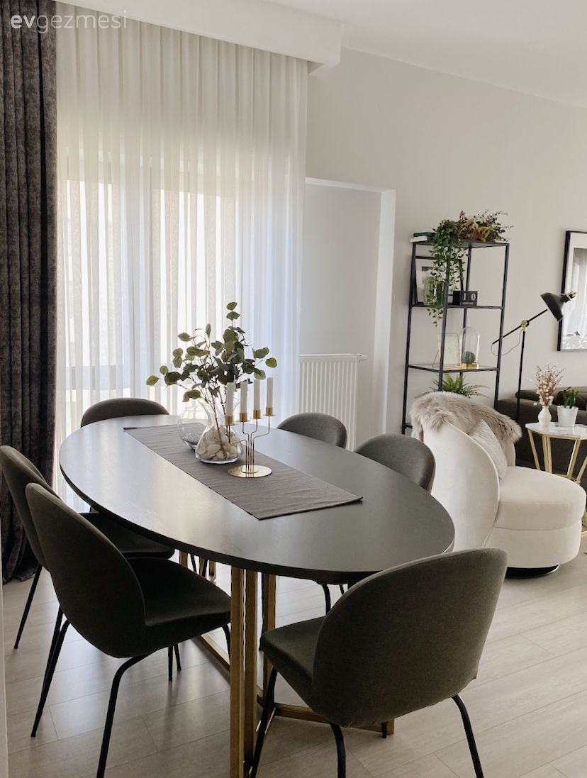 Salon, İskandinav, Beyaz, Gri, Berjer, Kırlent, Ev tekstili, Ev Aksesuar, Fon perde, Perde, Tül perde, Halı, Salon halısı, Parke, Dekoratif Objeler, Ev bitkisi, Tablo, Duvar dekorasyonu, Altın, Metal ayaklı sehpa, Sehpa, Sandalye, Yemek masası, Vazo