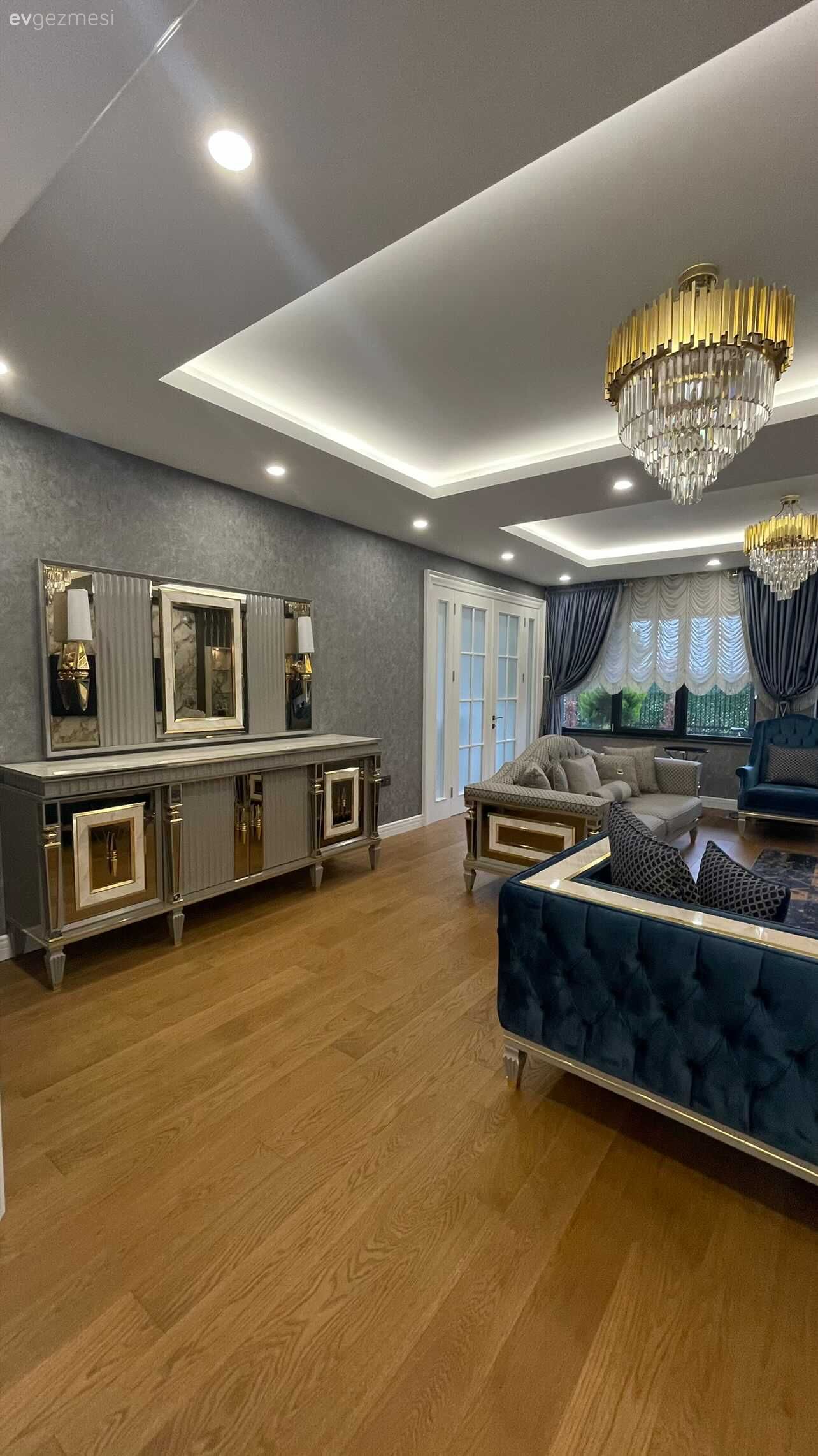 Salon, Art deko, Antrasit  , Altın, Krem, Vizon, Koltuk takımı, Mermer, Ev Aksesuar, Avize, Aydınlatma, Salon avizesi, Fon perde, Perde, Kruvaze perde, Spot aydınlatma, Gri duvar, Konsol, Konsol üzeri dekoratif objeleri, Ayna