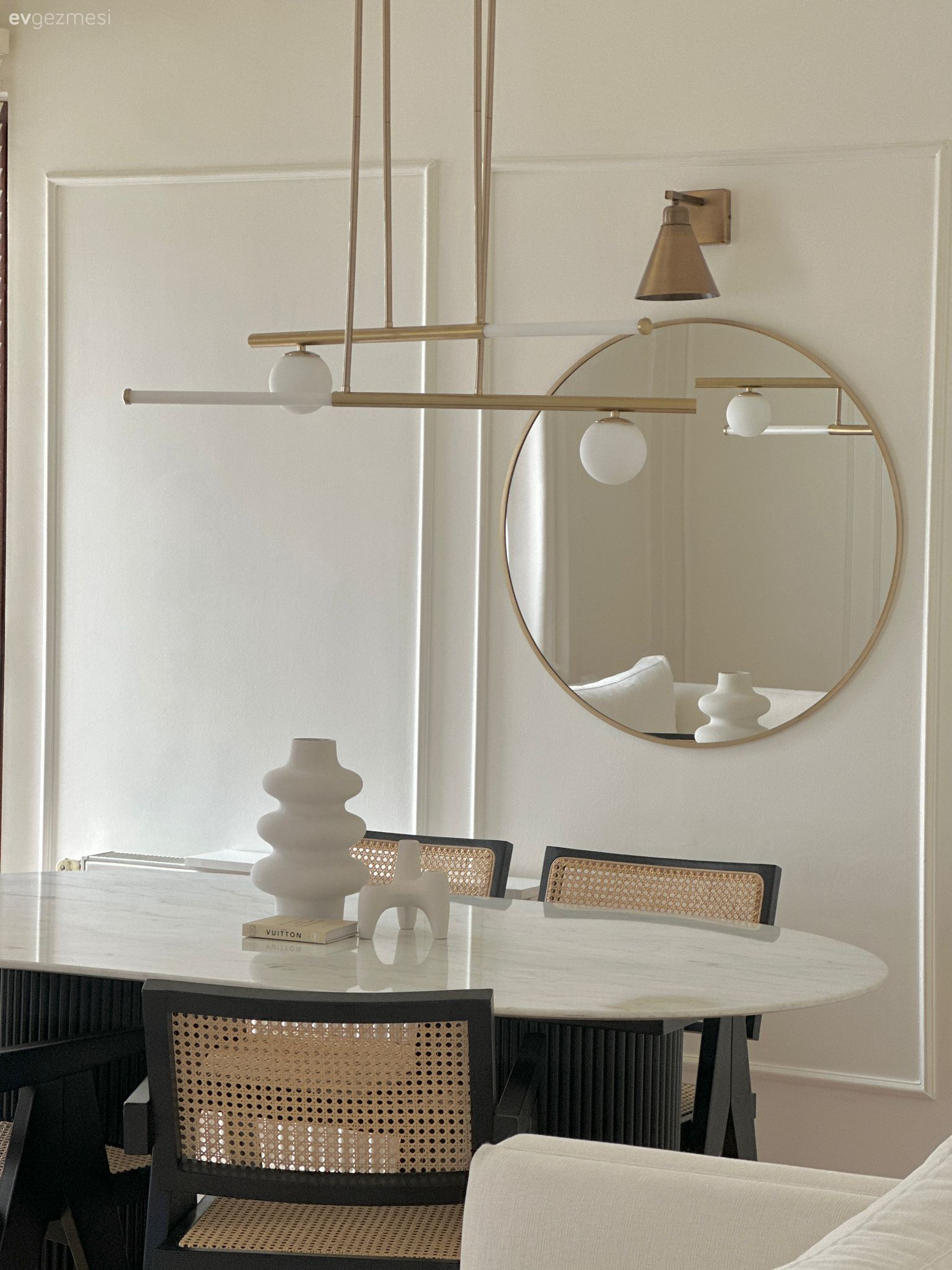 Açık Kolonu Olan Bu Salonda Beyaza Çok İş Düşmüş