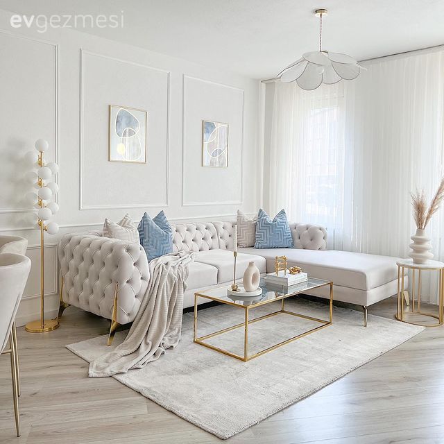 Salon, Modern, Beyaz, Mavi, Altın, Köşe koltuk, Koltuk takımı, Modern chesterfield, Kırlent, Ev tekstili, Duvar çıtalama, Çerçeve, Tül perde, Perde, Orta sehpa, Sehpa, Cam orta sehpa, Avize, Aydınlatma, Salon avizesi, Parke, Saksı