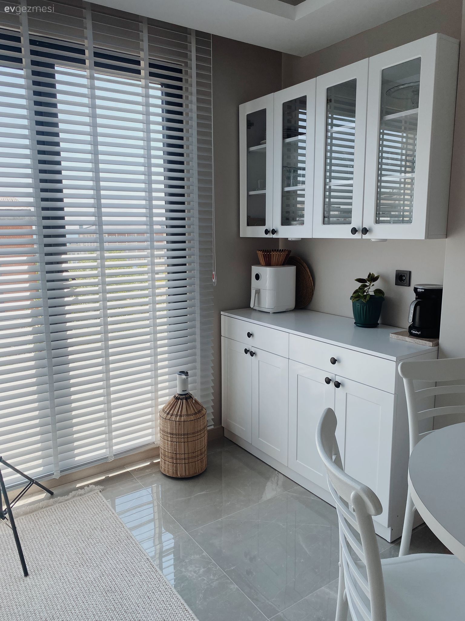 Beyaza Sırtını Dayayan Bu Mutfakta Samimiyet Kaynağı Yuvarlak Masa!