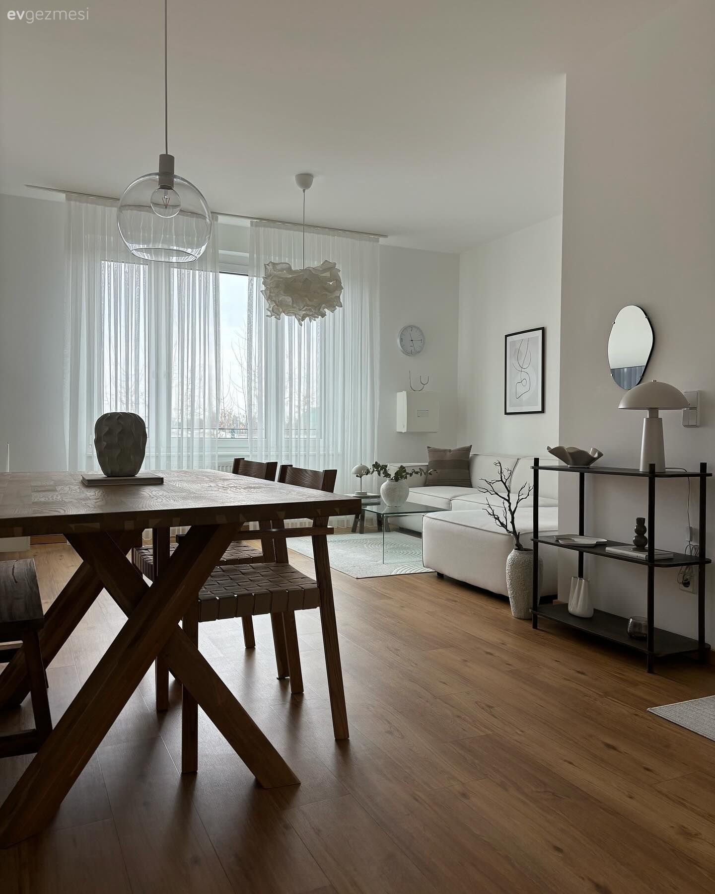 Salon, Modern, İskandinav, Ahşap Mobilya, Beyaz, Siyah, Yemek masası, Sandalye, Dresuar, Avize, Aydınlatma, Parke, Beyaz halı, Tül perde, Perde, Vazo, Ev Aksesuar, Dekoratif Objeler