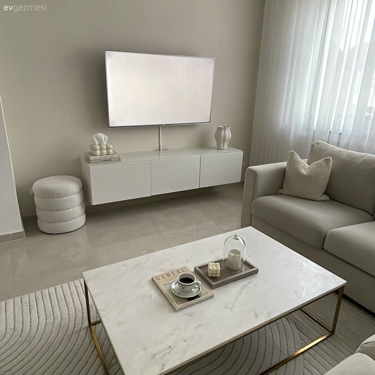 Salon, İskandinav, Beyaz, Krem, Bej, Koltuk takımı, Orta sehpa, Sehpa, Halı, Salon halısı, Tv ünitesi, Tv ünitesi aksesuarları, Ev Aksesuar, Puf, Dekoratif Objeler, Tül perde, Perde, Kırlent, Ev tekstili, Vazo