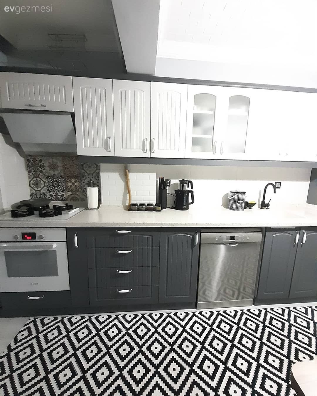 Mutfak, Antrasit  , Beyaz, Mutfak tezgahı, Mutfak tezgah arası, Mutfak halısı, Geometrik desen, Desenler, Davlumbaz, Ankastre, Lambri, Mutfak aksesuarları, Tezgah arası seramik