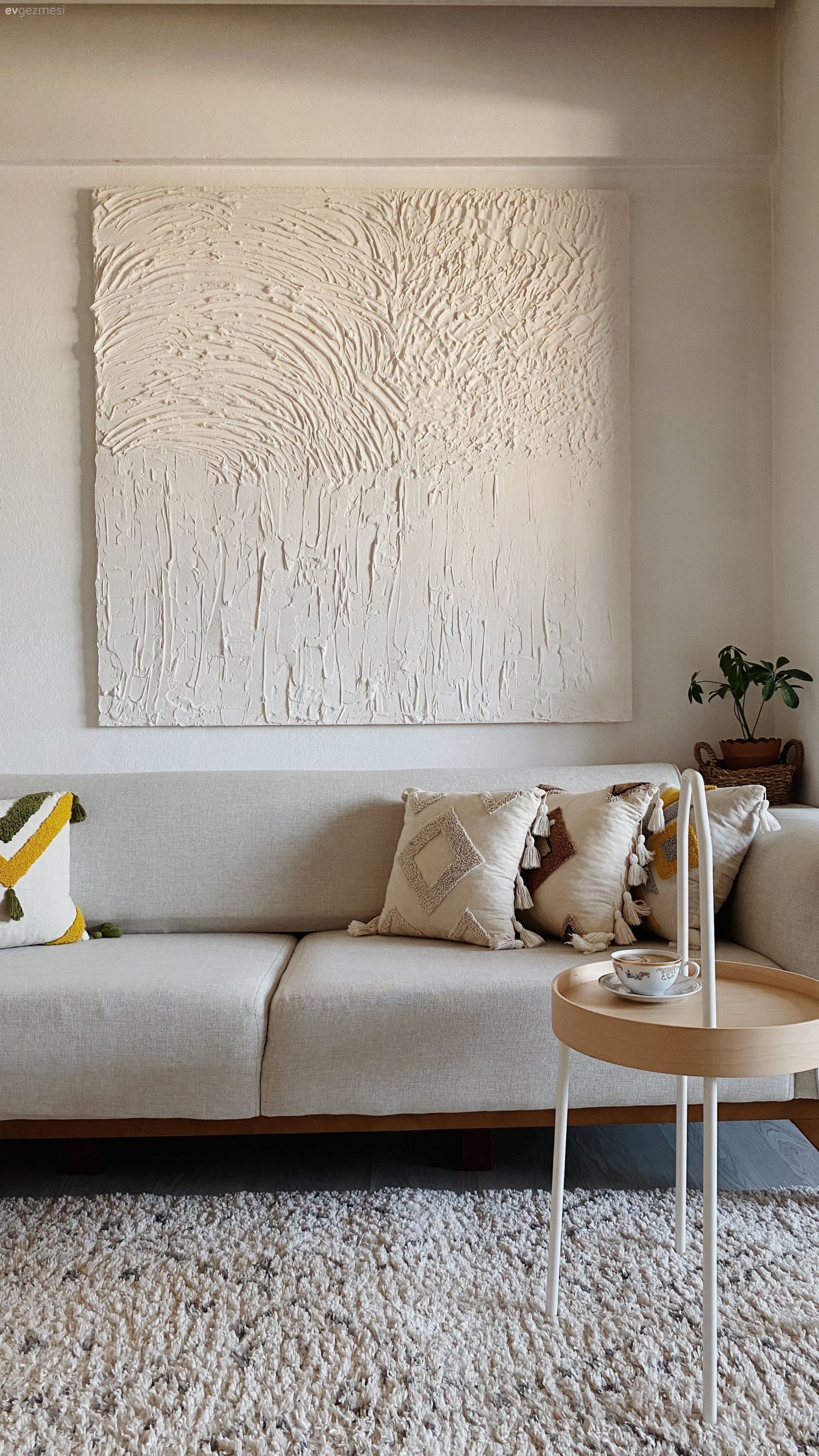Salon, Beyaz, Bej, Duvar panosu, Duvar dekorasyonu, Koltuk takımı, Kırlent, Ev tekstili, Halı, Salon halısı, Orta sehpa, Sehpa