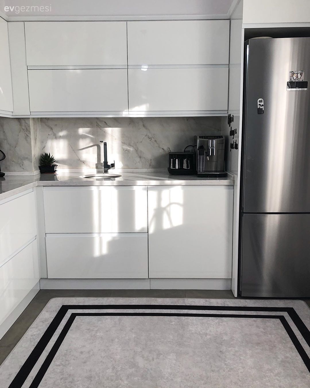 Mutfak, Beyaz mutfak, L-tipi mutfak, Beyaz, Siyah, Mutfak tezgahı, Mutfak tezgah arası, Davlumbaz, Ankastre, Halı, Mutfak halısı, Çizgili desen, Desenler, Modern mutfak, Kulpsuz mutfak dolabı