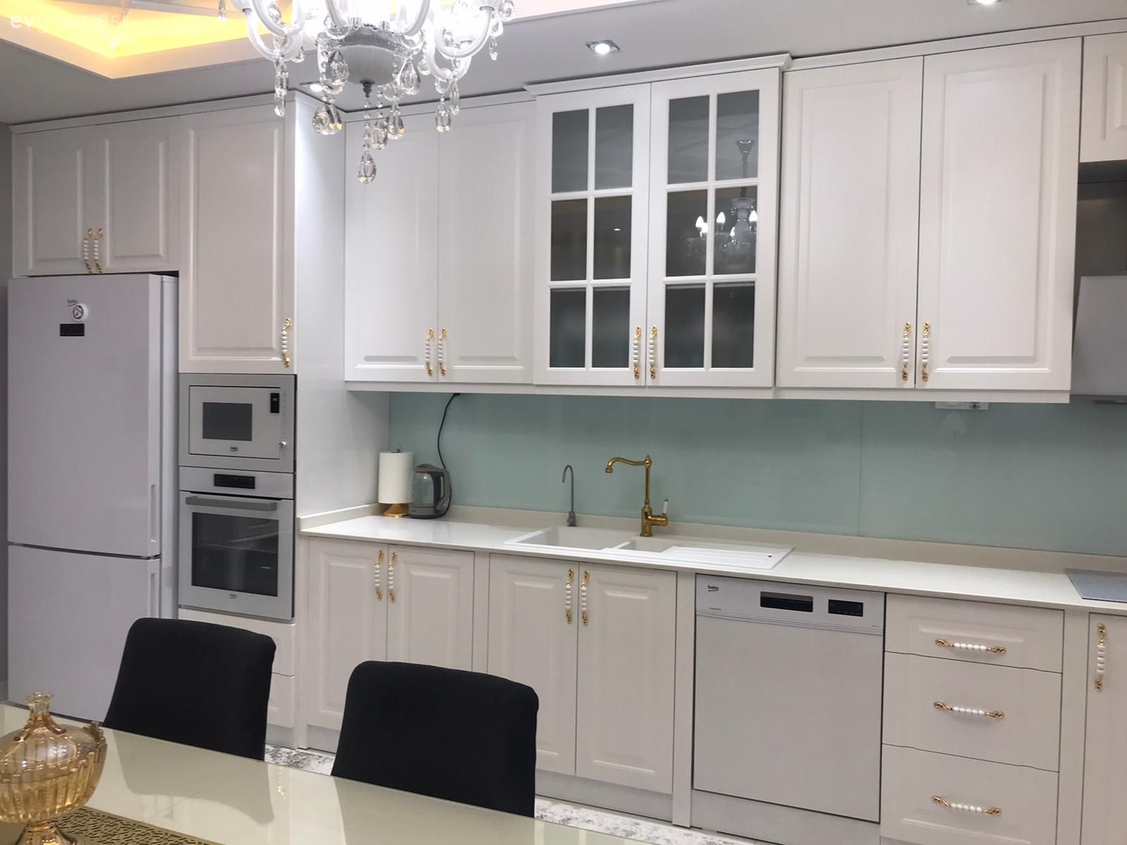 Mutfak, Beyaz, Altın, Klasik, Mutfak tezgahı, Beyaz mutfak, Mutfak tezgah arası, Tezgah arası cam, Davlumbaz, Spot aydınlatma, Aydınlatma, Mutfak Avize Modelleri