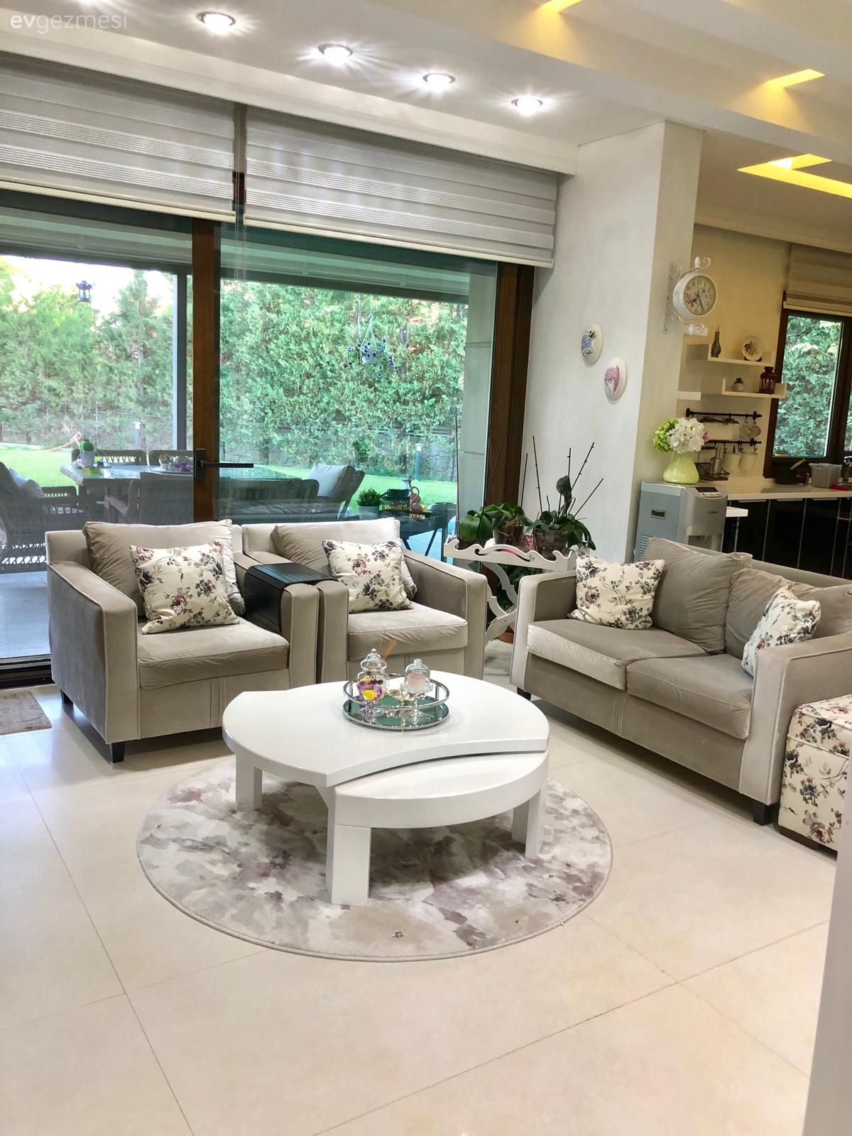 Mutfak, Siyah, Beyaz, Gri, Koltuk takımı, Çiçekli desen, Desenler, Orta sehpa, Salon, Kırlent, Mutfak perdesi, Zebra Perde, Perde, Mutfak halısı, Spot aydınlatma, Aydınlatma, Tavan dekorasyon, Ev bitkisi