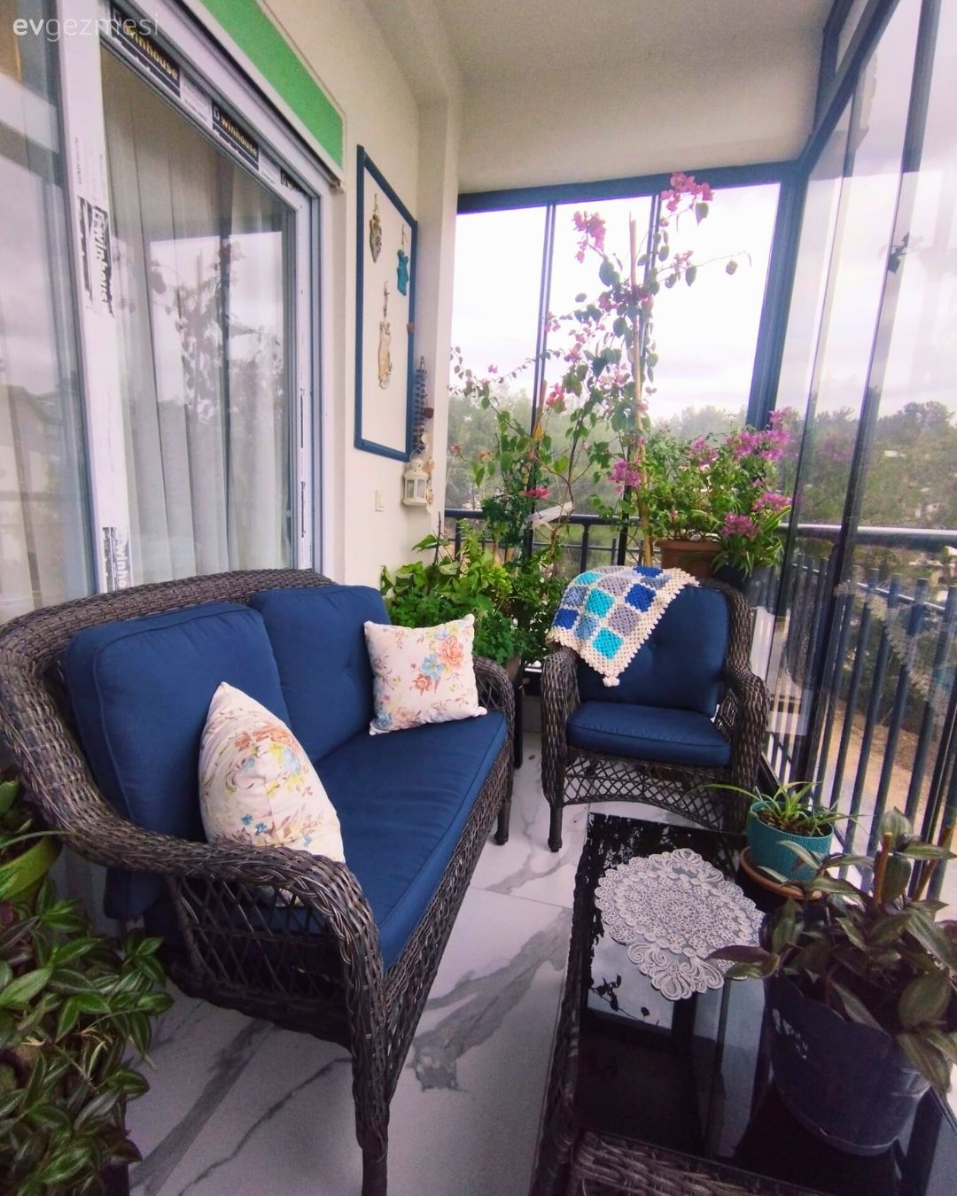 Balkon, Mavi, Lacivert, Kahverengi, Balkon oturma grubu, Kapalı balkon, Balkon çiçekleri, Balkon masası, Kırlent, Ev tekstili