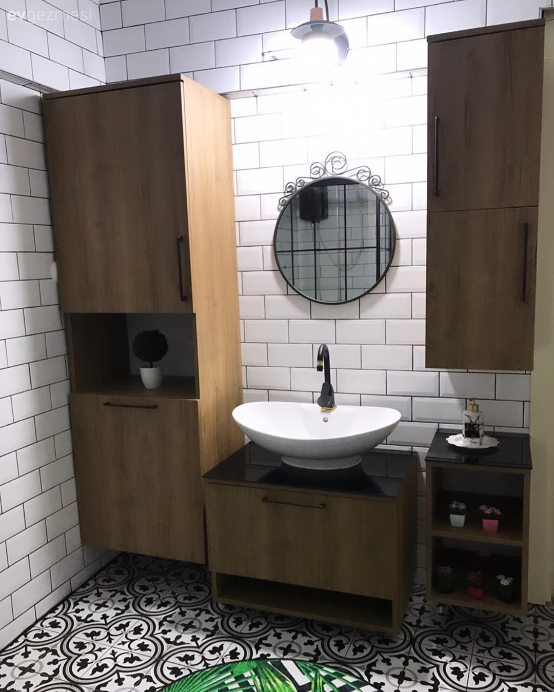 Öncesi&Sonrası: Siyah ve Beyaz, Yenilenen Bu Banyoya Çok Yakışmış!