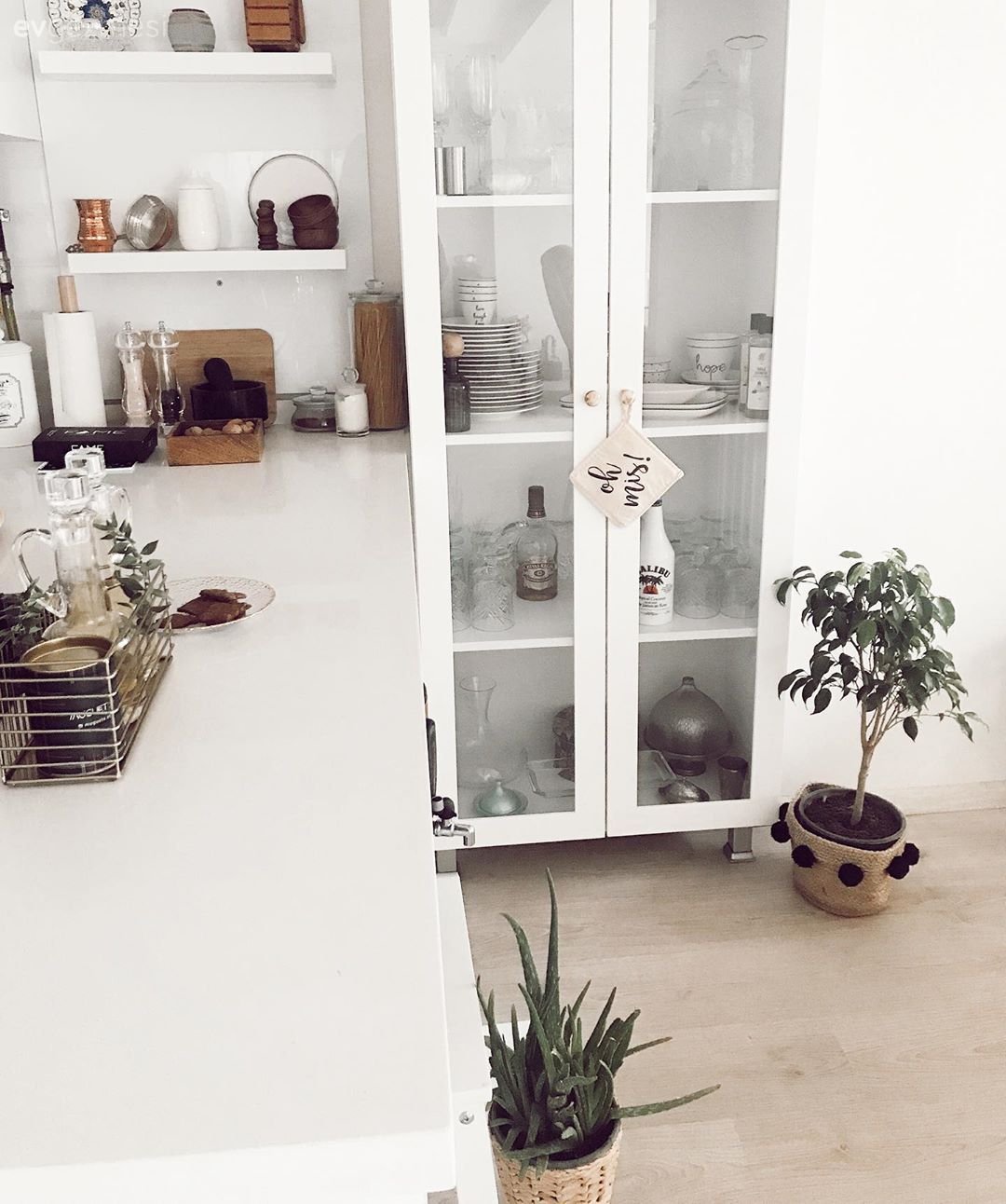 Mutfak, İskandinav, Beyaz, Siyah- Beyaz, Beyaz mutfak, Amerikan Mutfak, Mutfak yarım adası, Davlumbaz, Mutfak tezgahı, Mutfak tezgah arası, Ankastre, Parke, Mutfak rafı, Ev bitkisi, Ekstra mutfak dolabı