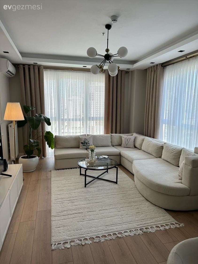 Bu İstanbul Evinde Açık Renkler ve Cam Yüzeyler Ferahlık Kaynağı!