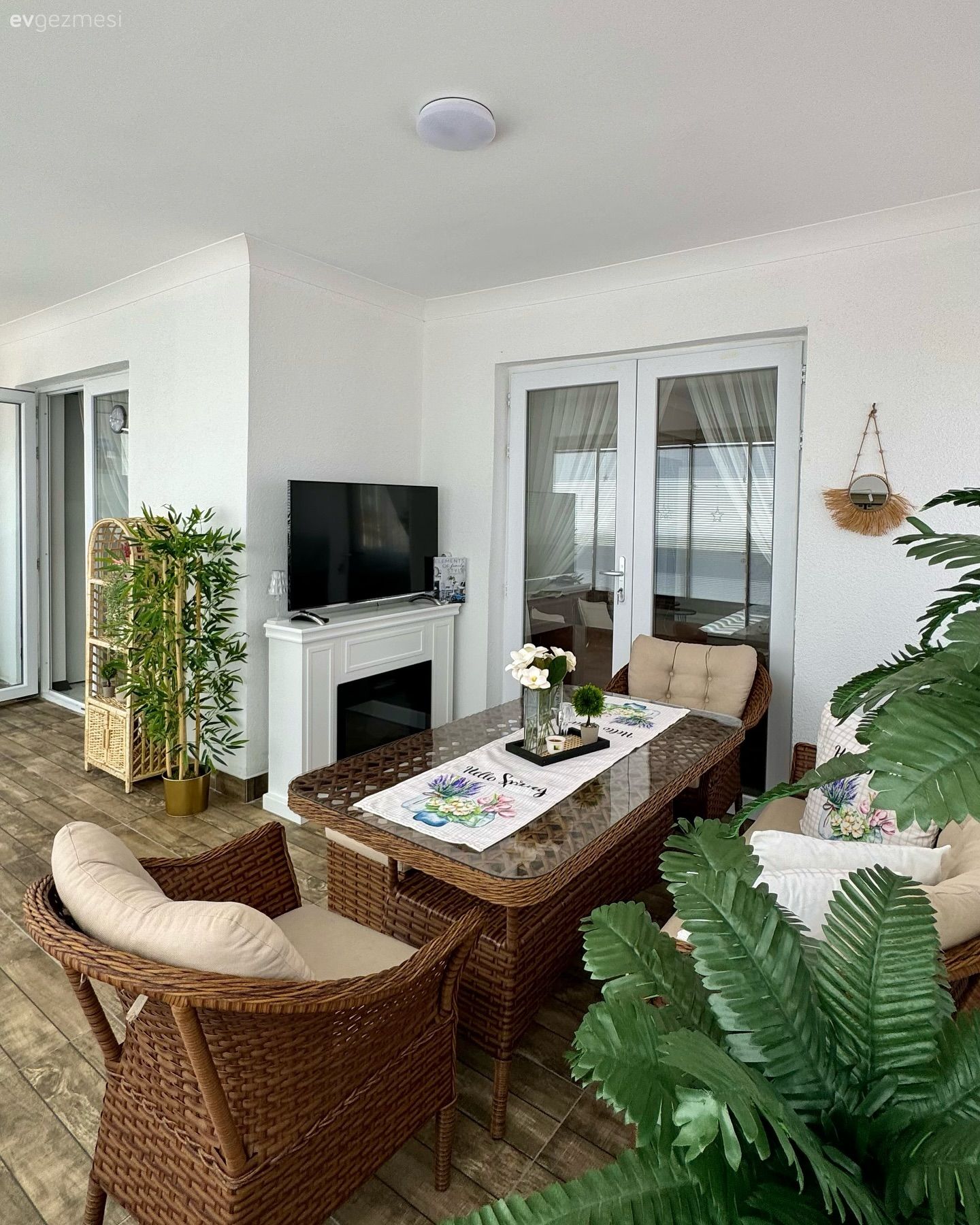 Şömine, Balkon masası, Ahşap Mobilya, Ev bitkisi, Beyaz, Saksı, Sandalye, Balkon zemini