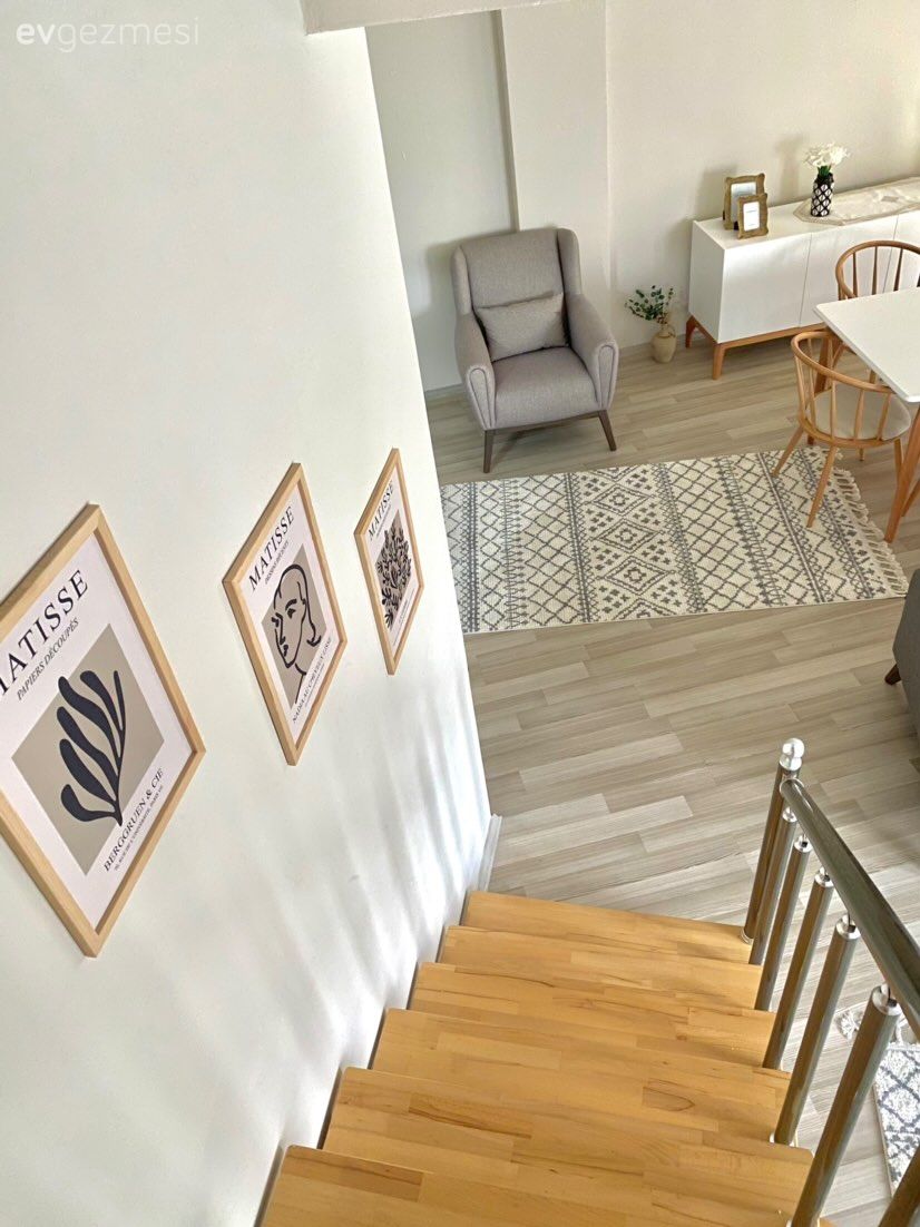 Dubleks evler, Beyaz, Gri, Çerçeve, Merdiven, Sandalye, Yemek masası, Berjer, Konsol, Konsol üzeri dekoratif objeleri, Kilim, Halı, İskandinav