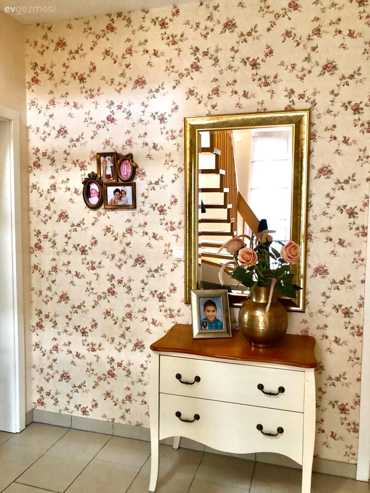 Çiçekli desen, Desenler, Duvar kağıdı, Duvar dekorasyonu, Dresuar, Ayna, Altın, Merdiven, Vazo, Ev Aksesuar, Çiçekler
