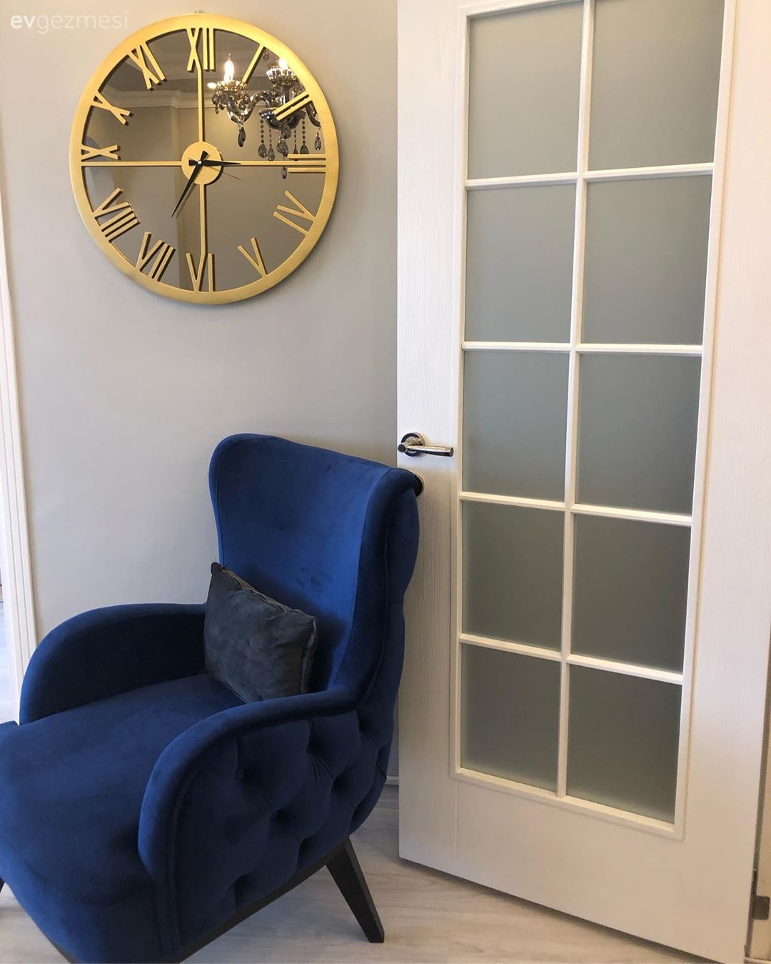 Salon, Lacivert, Berjer, Duvar saati, Duvar dekorasyonu, Altın, Kırlent, Ev tekstili