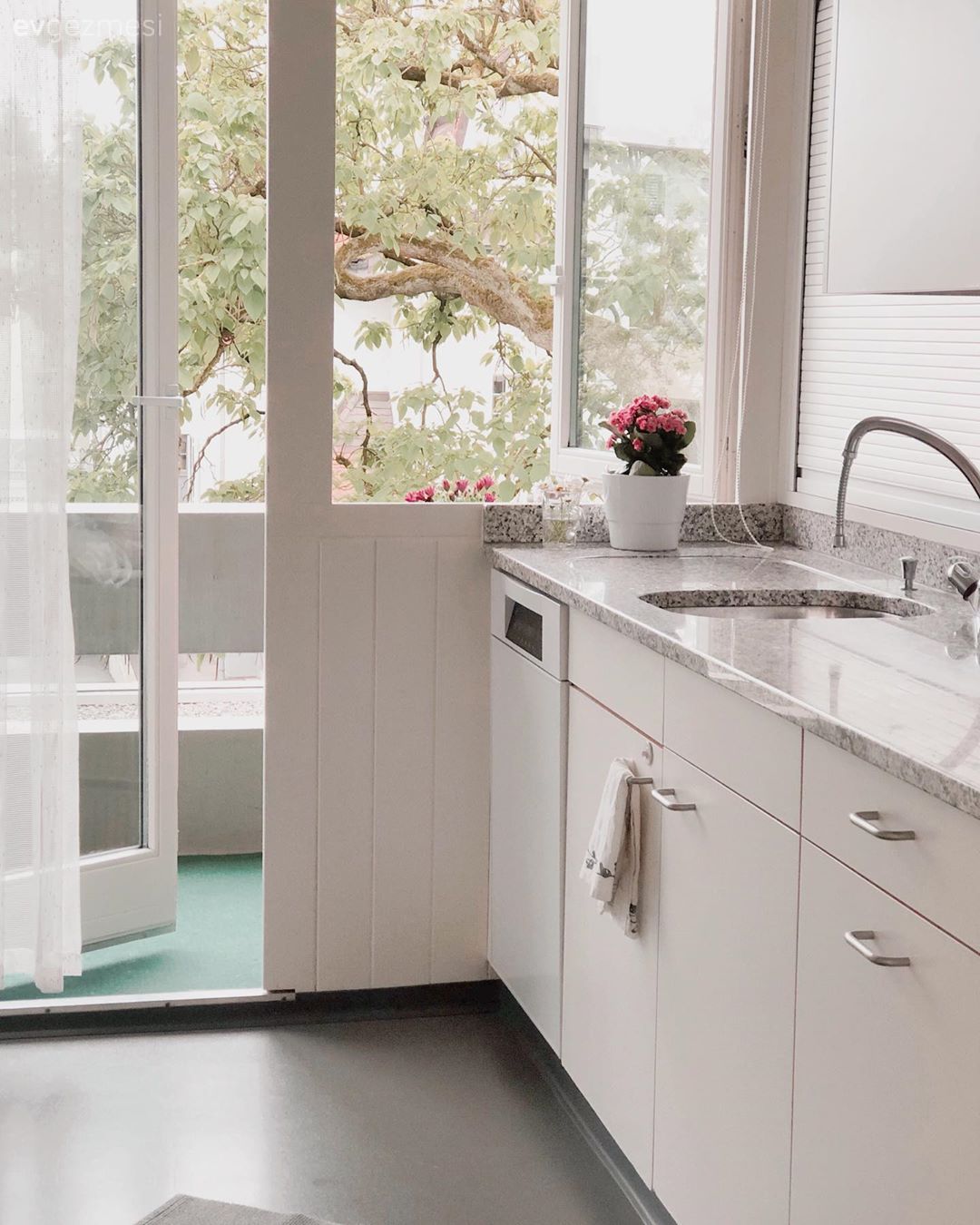 Mutfak, Beyaz mutfak, Gri, Siyah, Mutfak tezgahı, Mutfak tezgah arası, Tezgah arası seramik, Mutfak halısı, Tül perde, Perde, Cam Ankastre, Ankastre